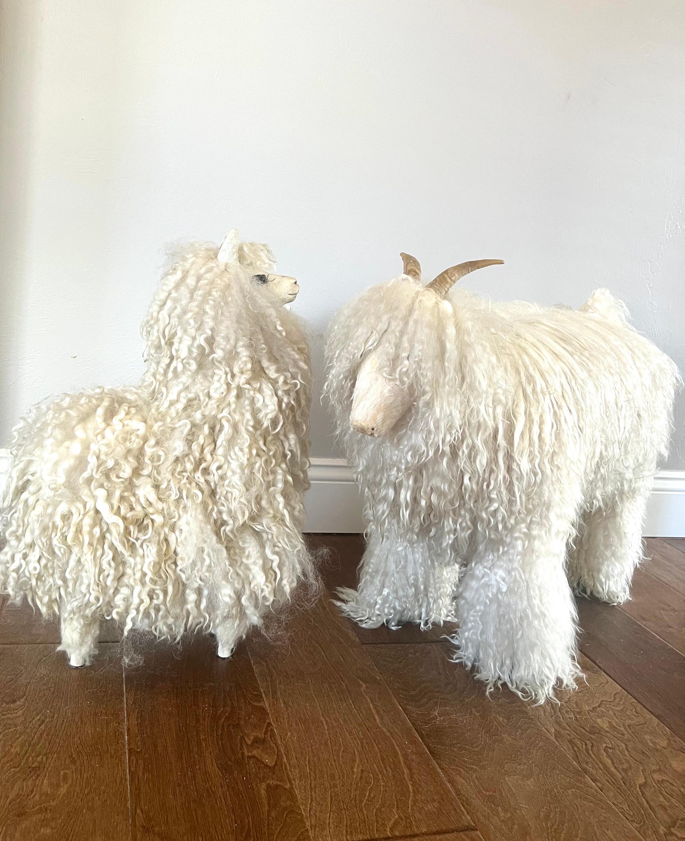 Paar französische Schafskulpturen aus der Mitte des Jahrhunderts im Stil von Peter Marino (Moderne der Mitte des Jahrhunderts) im Angebot