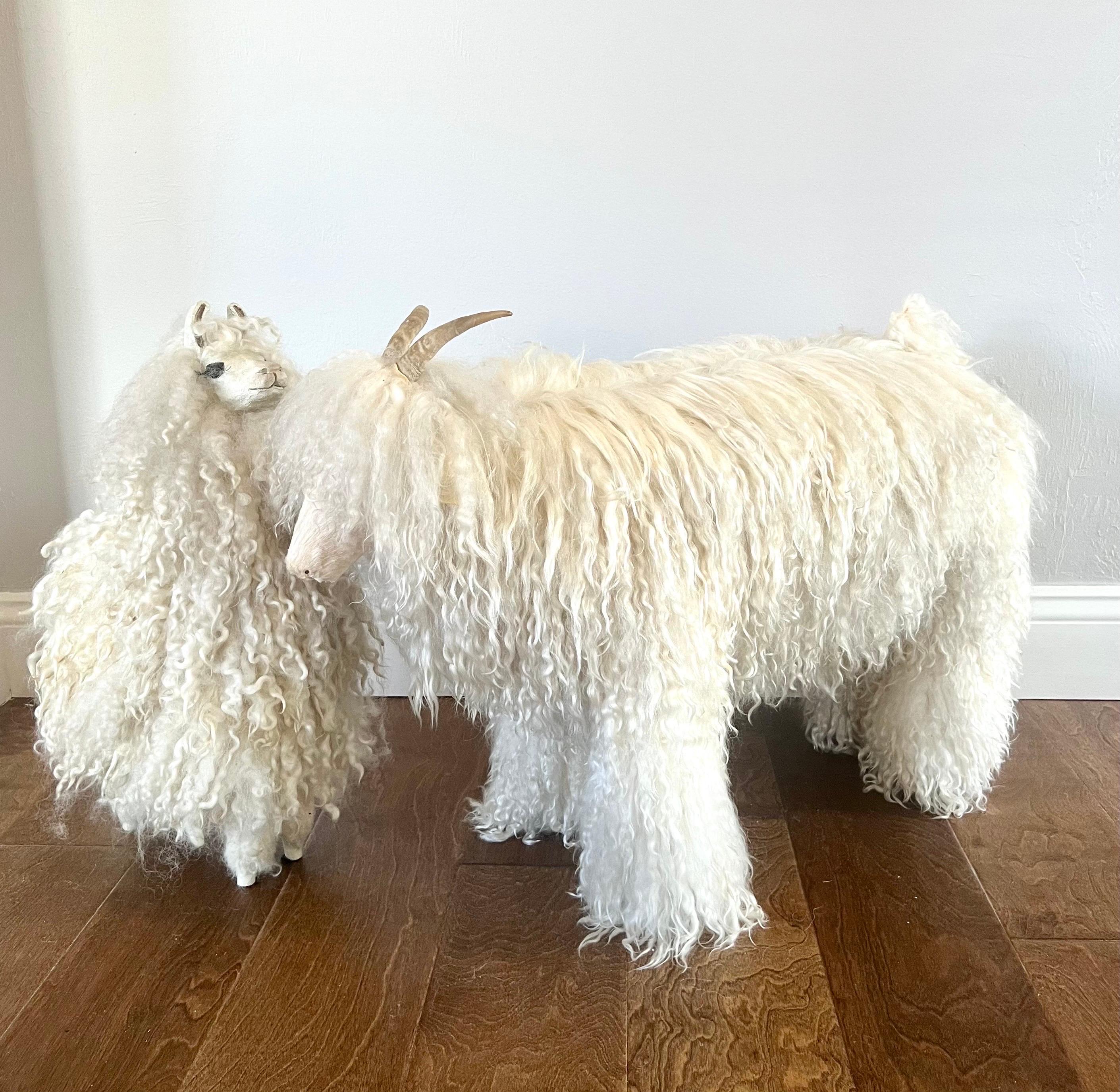 Paar französische Schafskulpturen aus der Mitte des Jahrhunderts im Stil von Peter Marino (Französisch) im Angebot