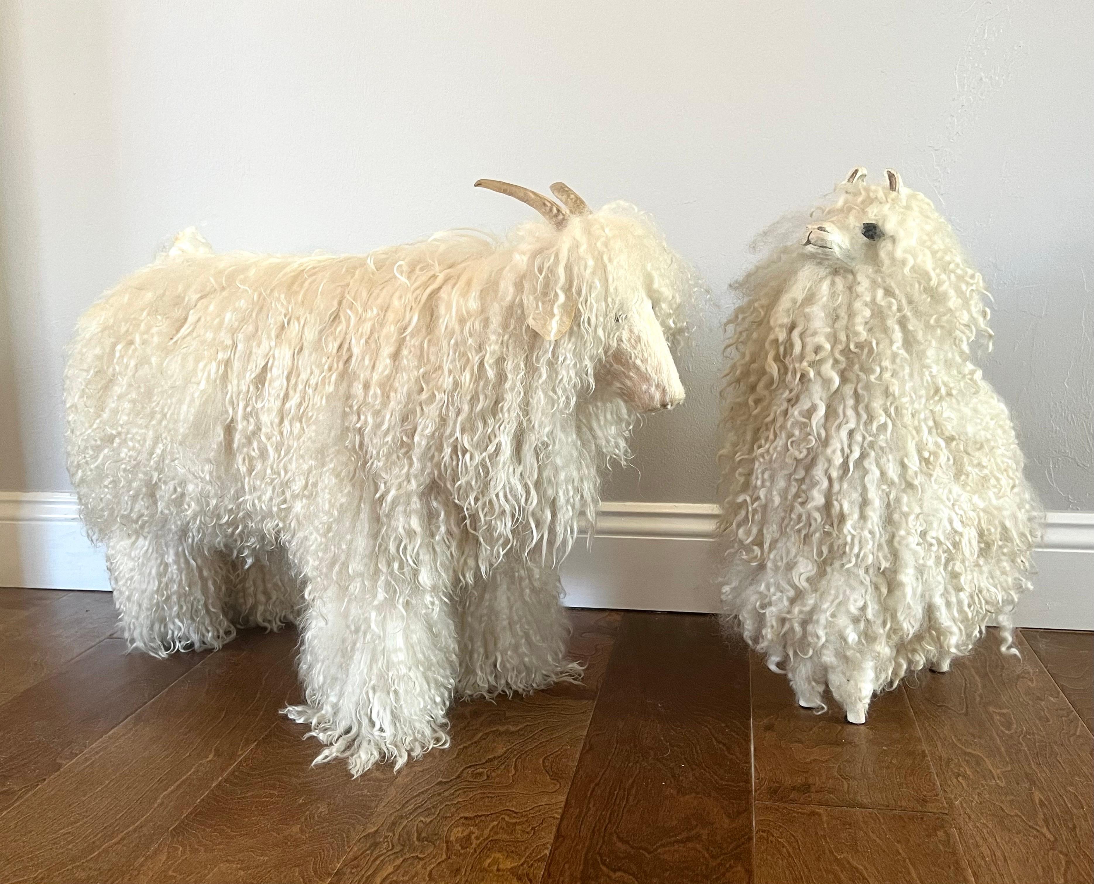 Francese Coppia di sculture di pecore francesi della metà del secolo scorso nello stile di Peter Marino in vendita