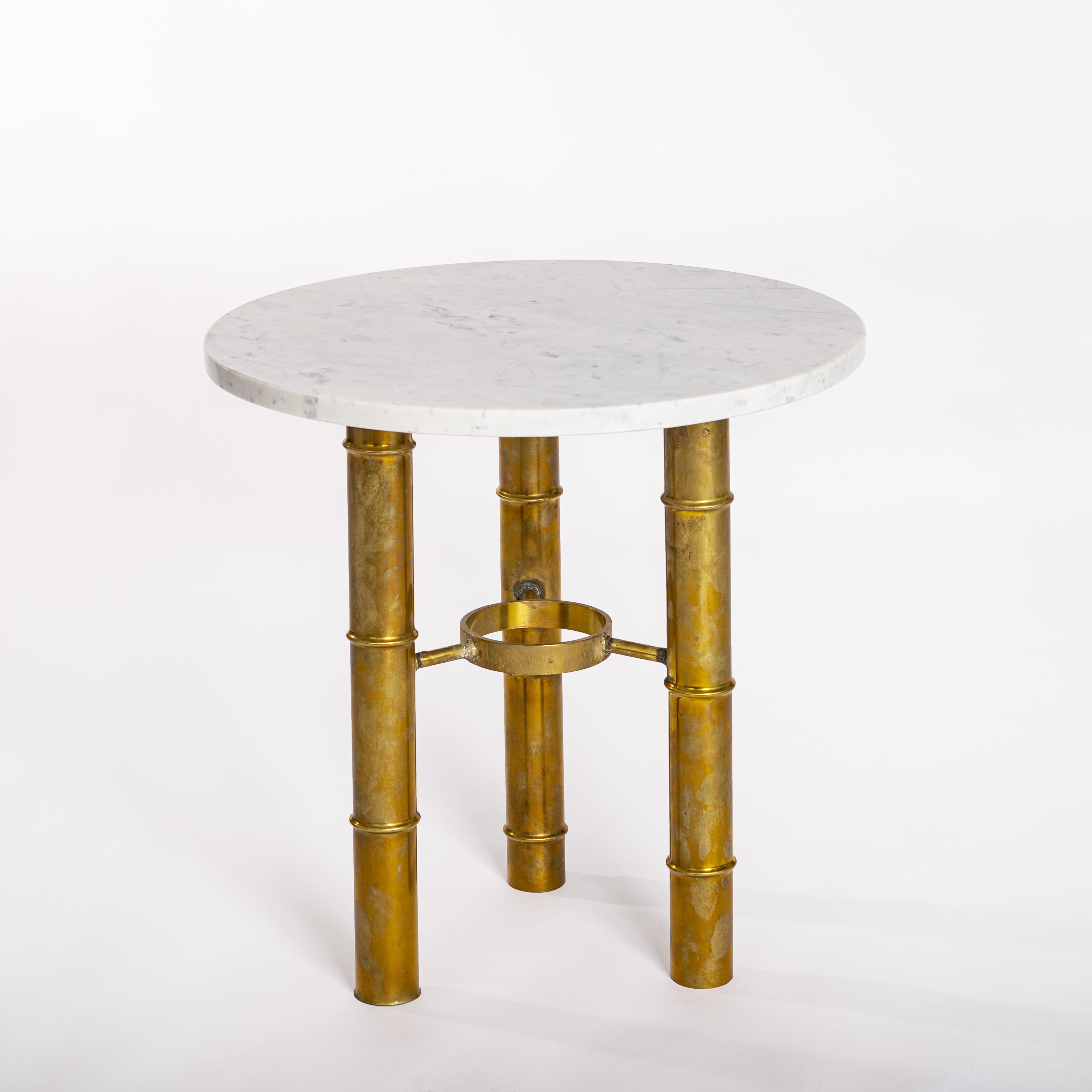 Ces deux petites tables décoratives ont une base légèrement conique, ce qui confère à l'ensemble une belle sophistication. 
Les jambes ont une légère nervure qui correspond à un aspect de bambou. 
La pierre claire, presque blanche, donne à
