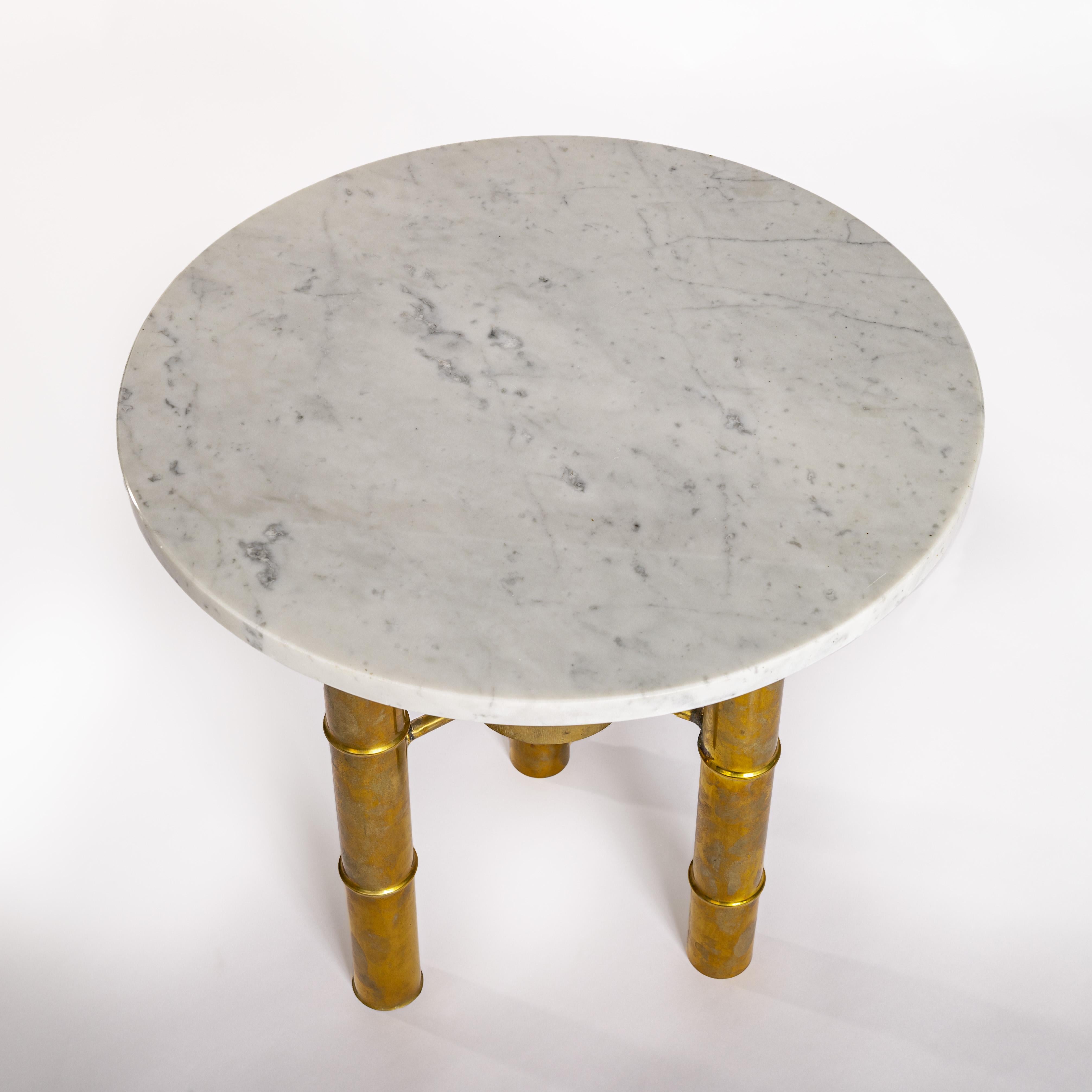 Européen Paire de tables d'appoint françaises du milieu du siècle dernier en laiton, design bambou et plateau en marbre blanc, années 70 en vente