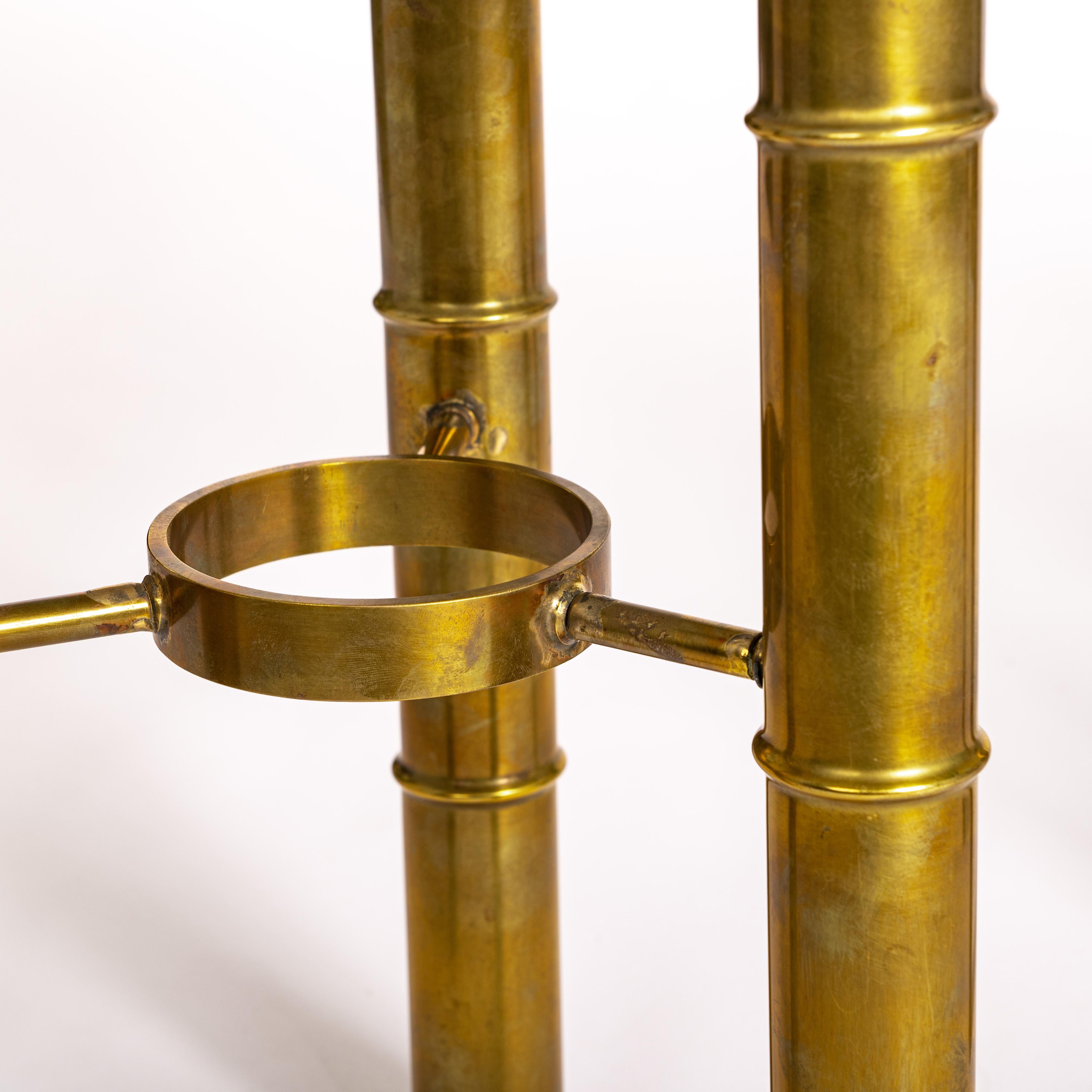 Paire de tables d'appoint françaises du milieu du siècle dernier en laiton, design bambou et plateau en marbre blanc, années 70 Bon état - En vente à Salzburg, AT