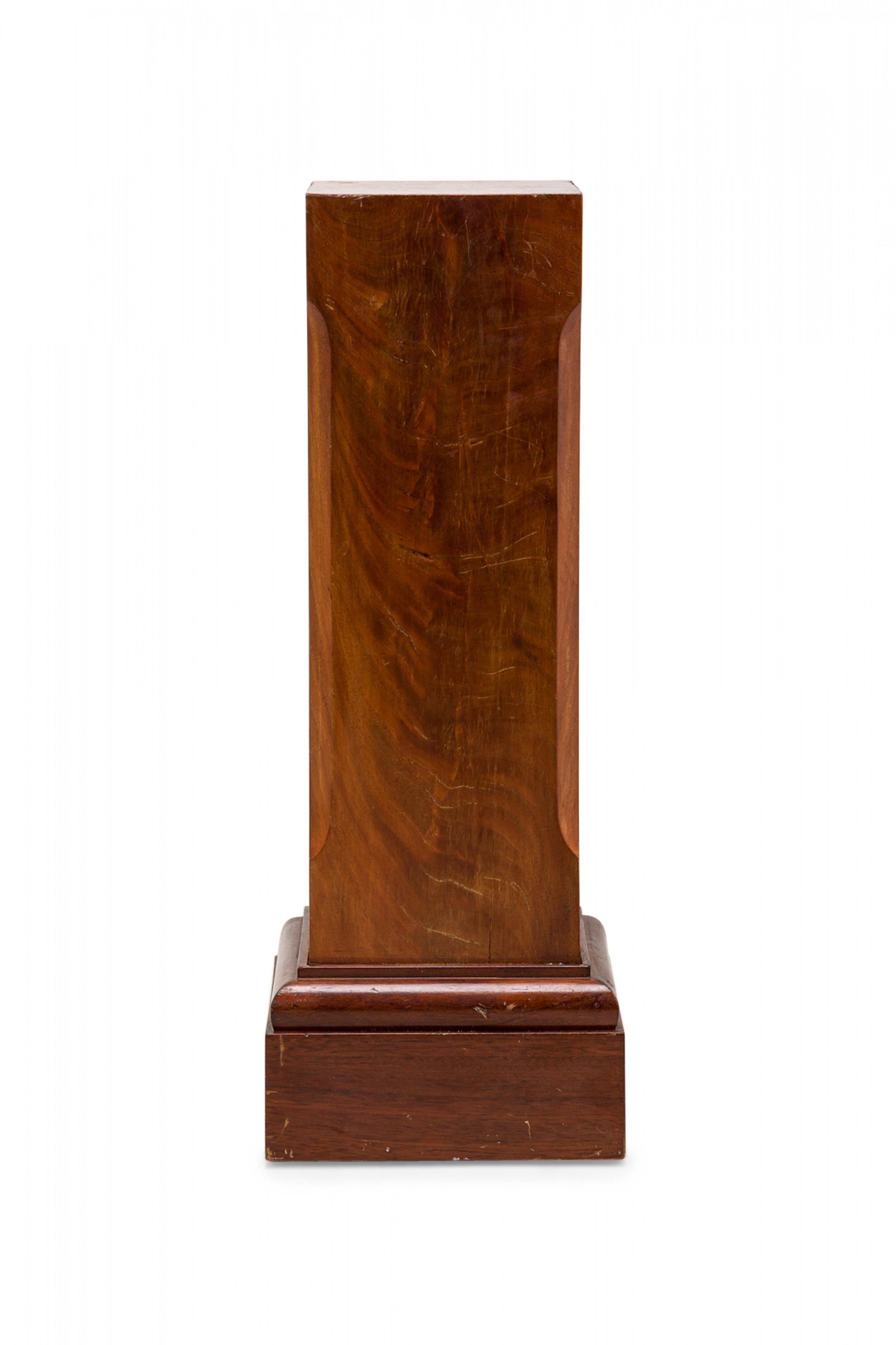 Coppia di piedistalli quadrati a colonna in legno della metà del secolo scorso In condizioni buone in vendita a Queens, NY