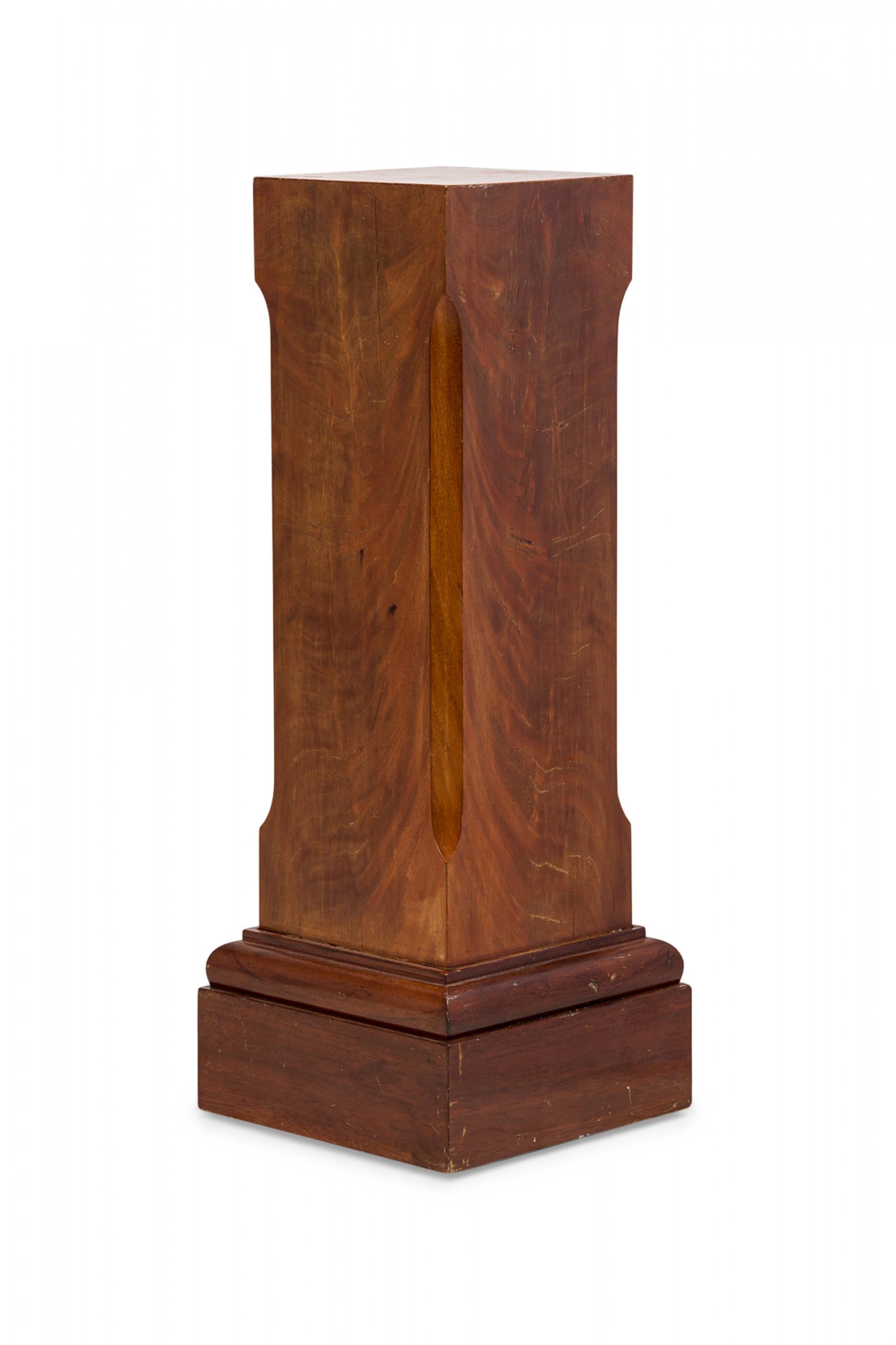 Legno Coppia di piedistalli quadrati a colonna in legno della metà del secolo scorso in vendita