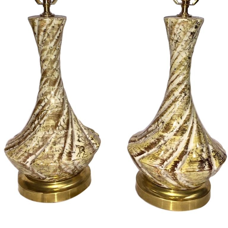 Paire de lampes de table françaises des années 1960 en porcelaine émaillée jaune et or.

Mesures :
Hauteur du corps 16
Diamètre 9