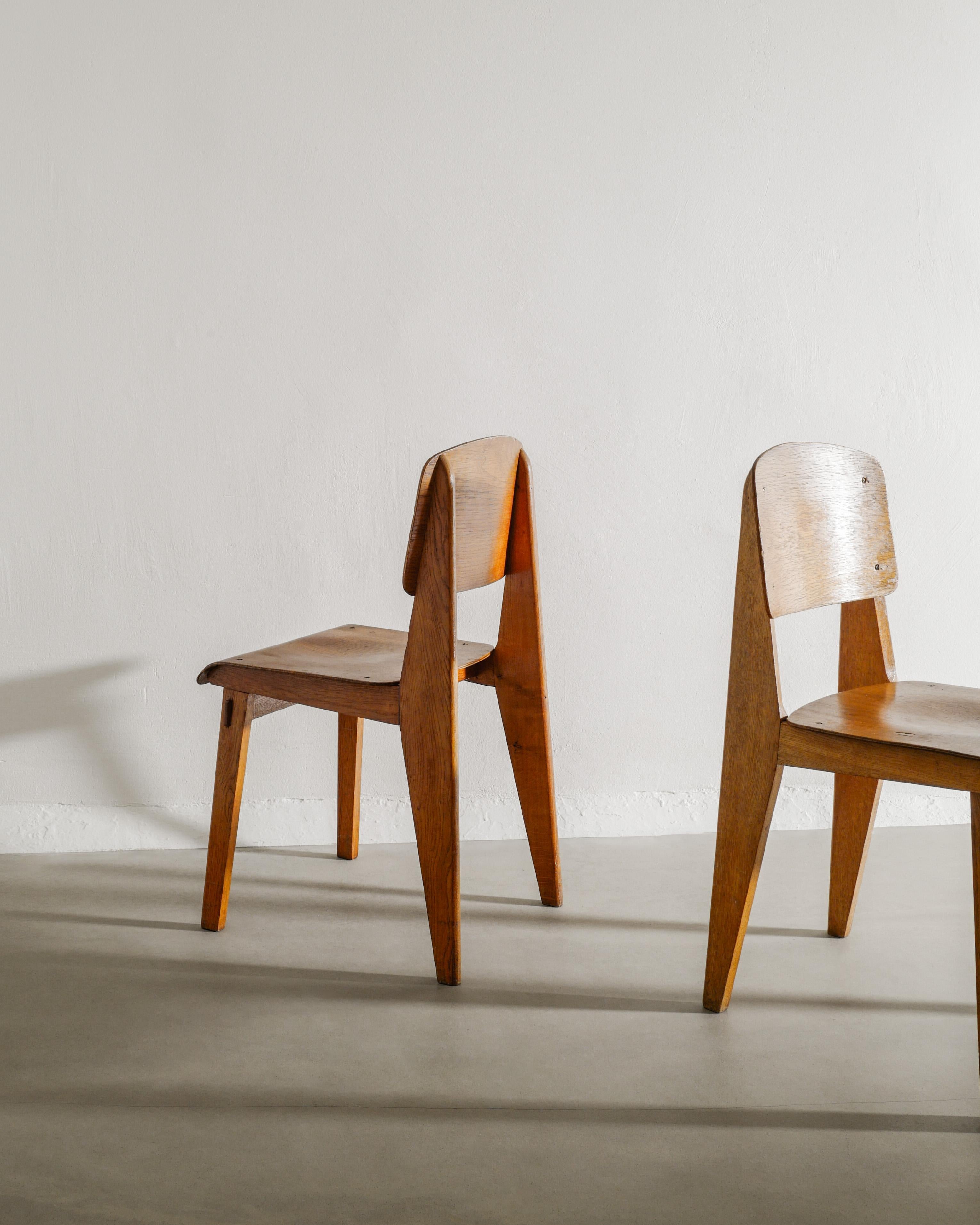 Paar französische Tout Bois-Esszimmerstühle aus der Mitte des Jahrhunderts von Jean Prouvé, 1940er Jahre (Moderne der Mitte des Jahrhunderts) im Angebot
