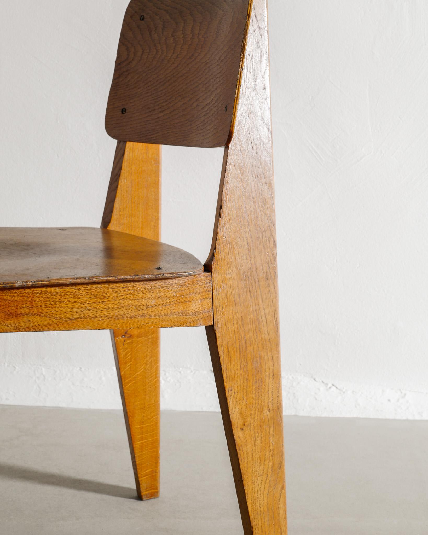 Paar französische Tout Bois-Esszimmerstühle aus der Mitte des Jahrhunderts von Jean Prouvé, 1940er Jahre (Französisch) im Angebot