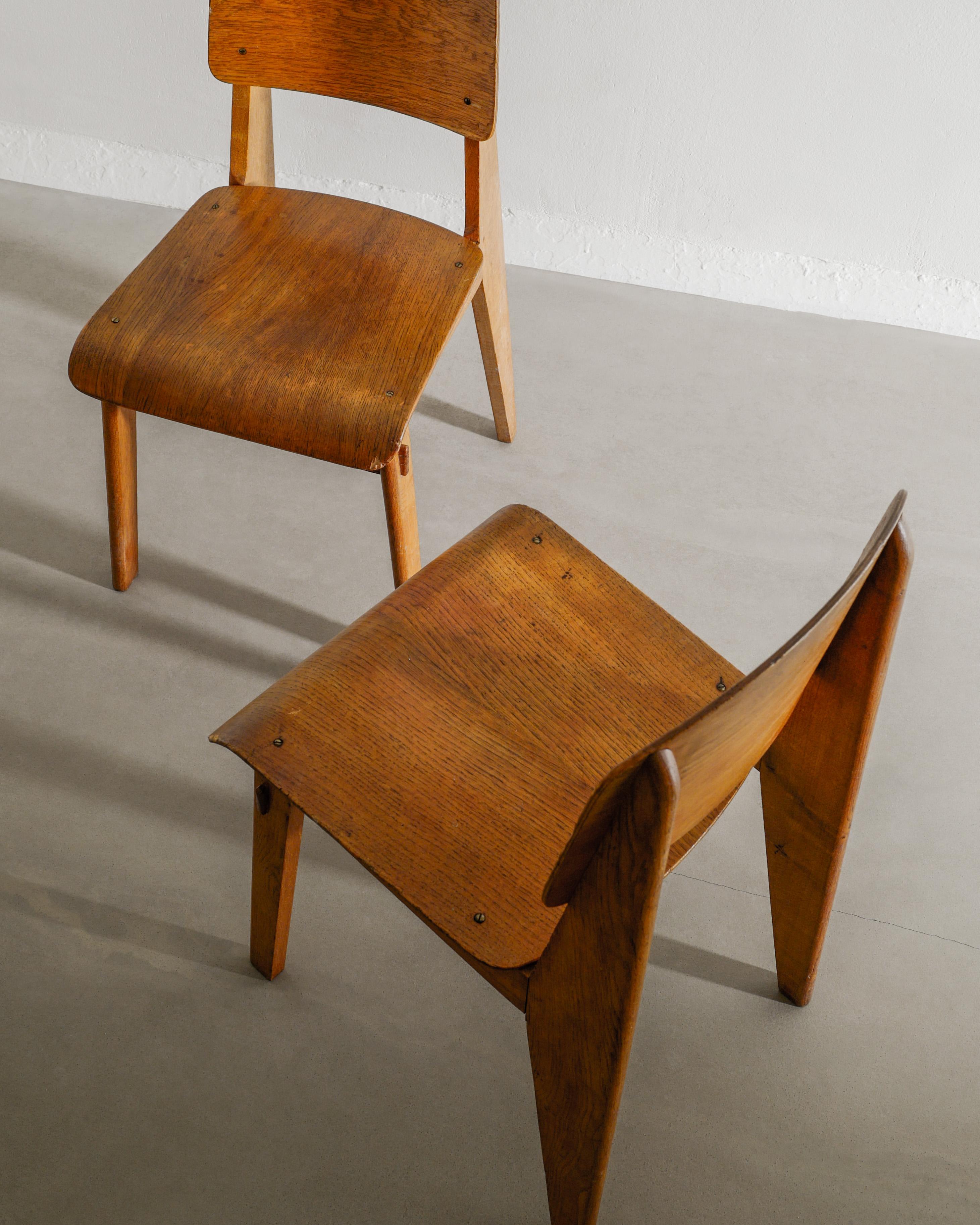 Paar französische Tout Bois-Esszimmerstühle aus der Mitte des Jahrhunderts von Jean Prouvé, 1940er Jahre im Angebot 1