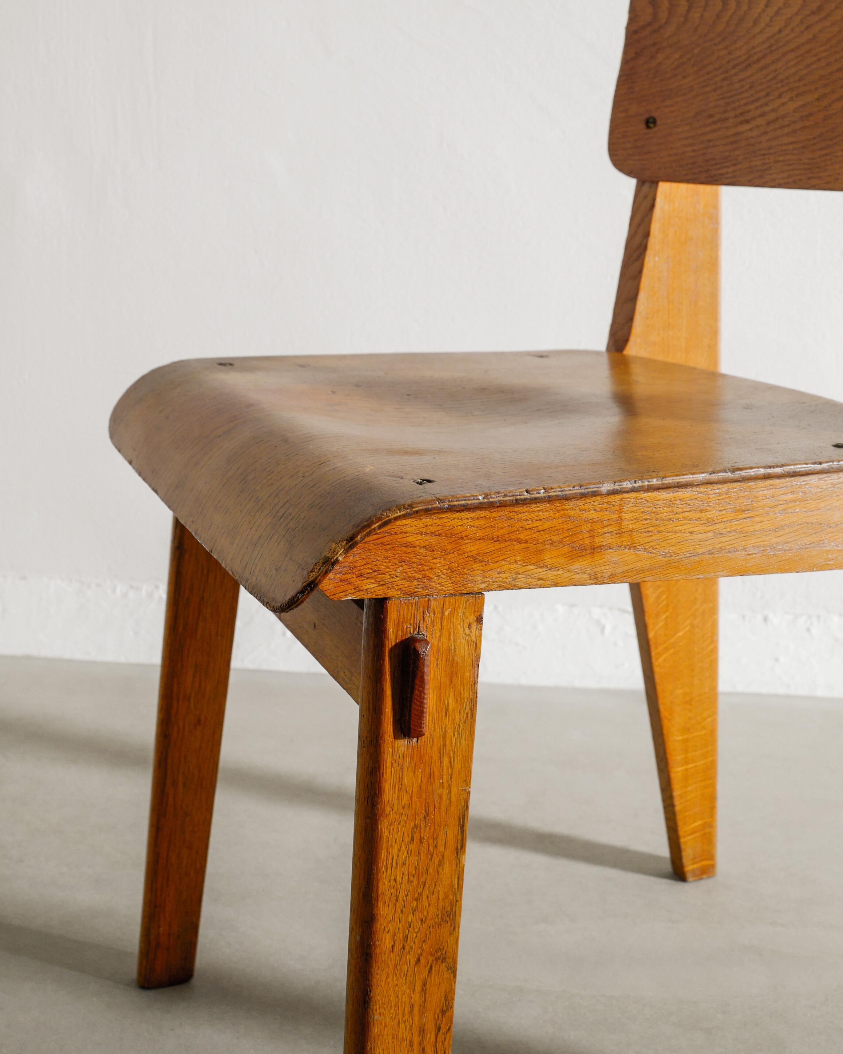 Paar französische Tout Bois-Esszimmerstühle aus der Mitte des Jahrhunderts von Jean Prouvé, 1940er Jahre im Angebot 2