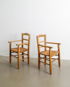 Paire de fauteuils en bois français du milieu du siècle attr. à Charlotte Perriand, années 1950