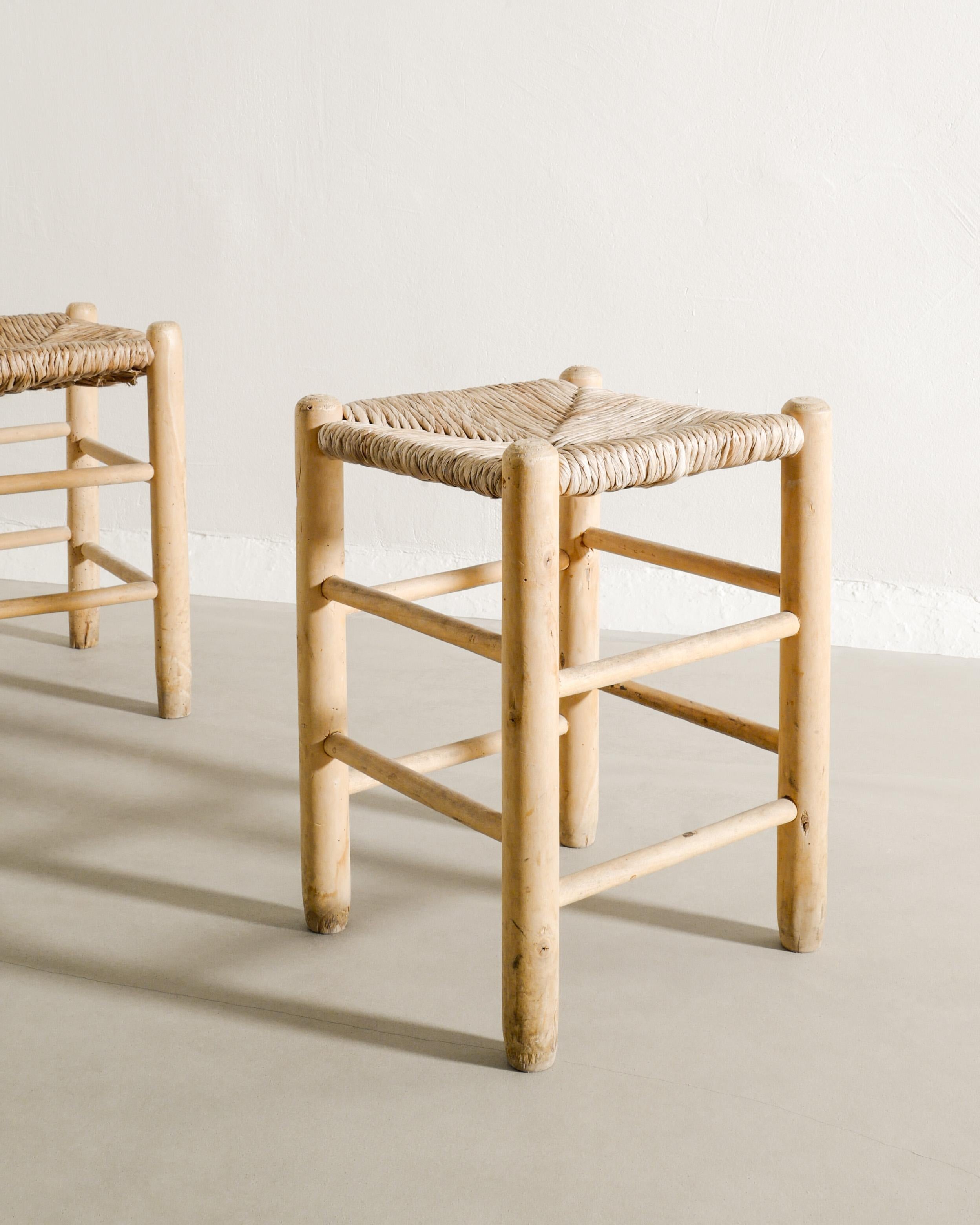 Pair of French Mid Century Wooden Straw Rush Stools in style of Perriand, 1960s In Good Condition For Sale In Stockholm, SE