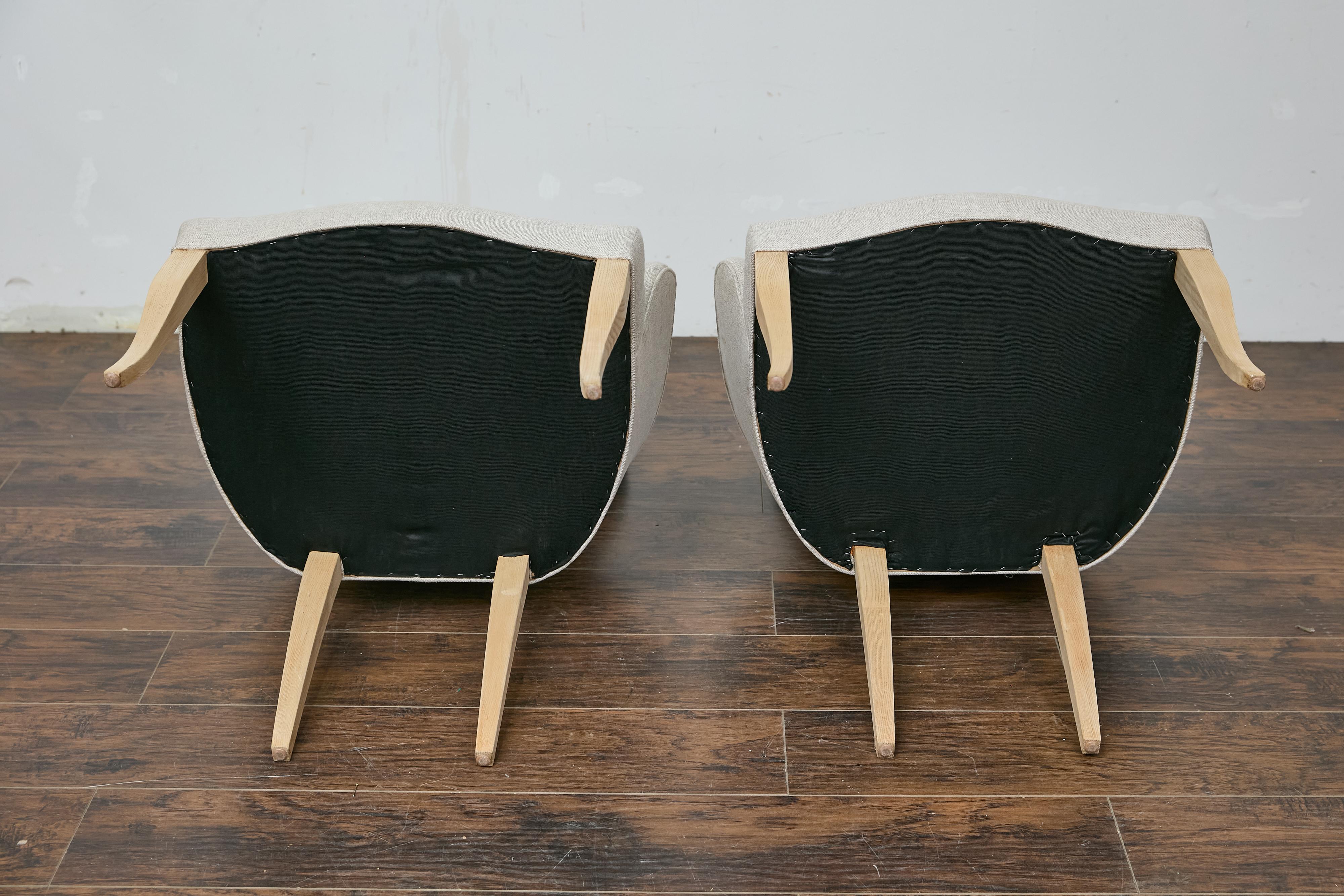Pair of French Midcentury Armchairs with Linen Upholstery, Curved Tapered Legs For Sale 5