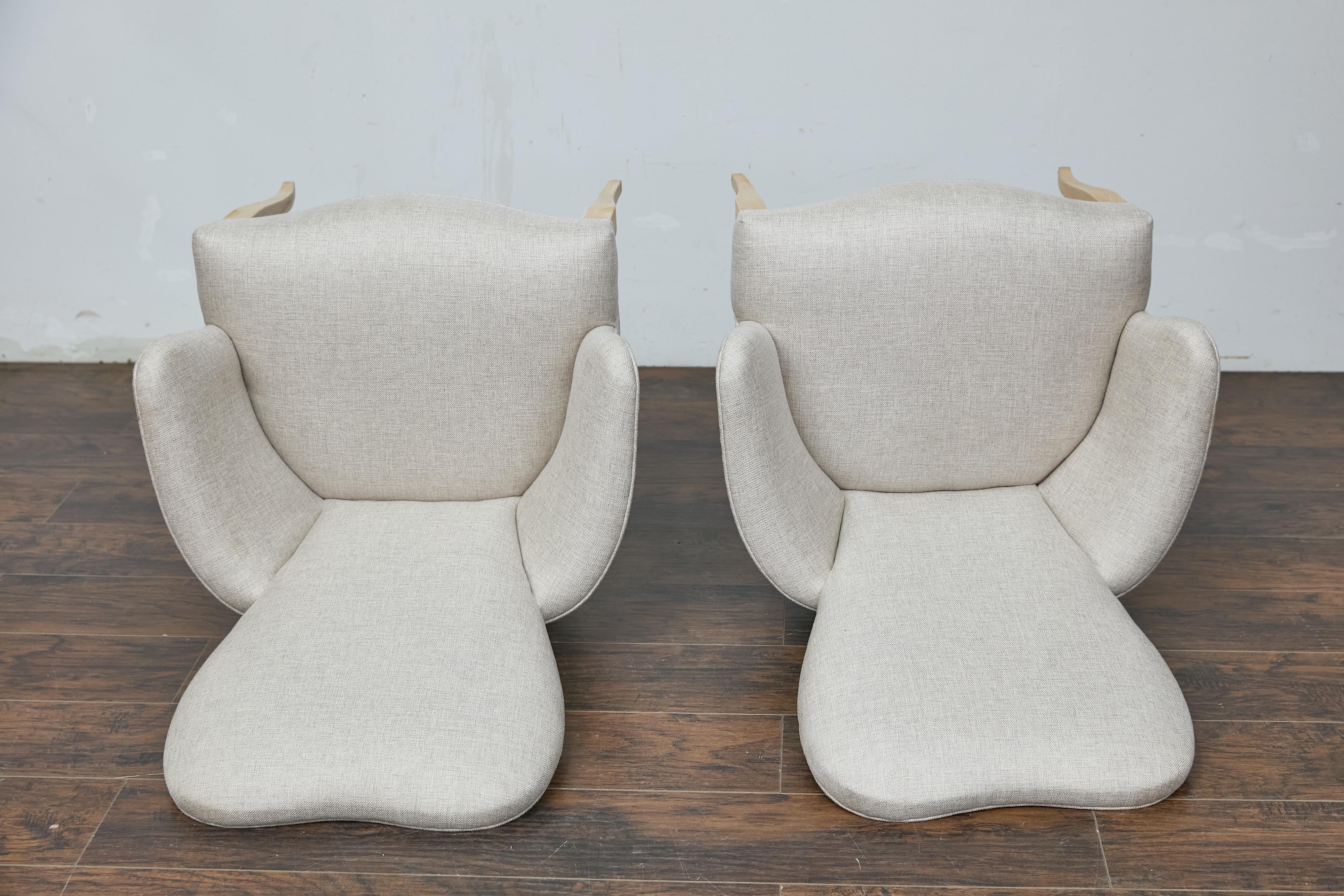 Pair of French Midcentury Armchairs with Linen Upholstery, Curved Tapered Legs For Sale 7