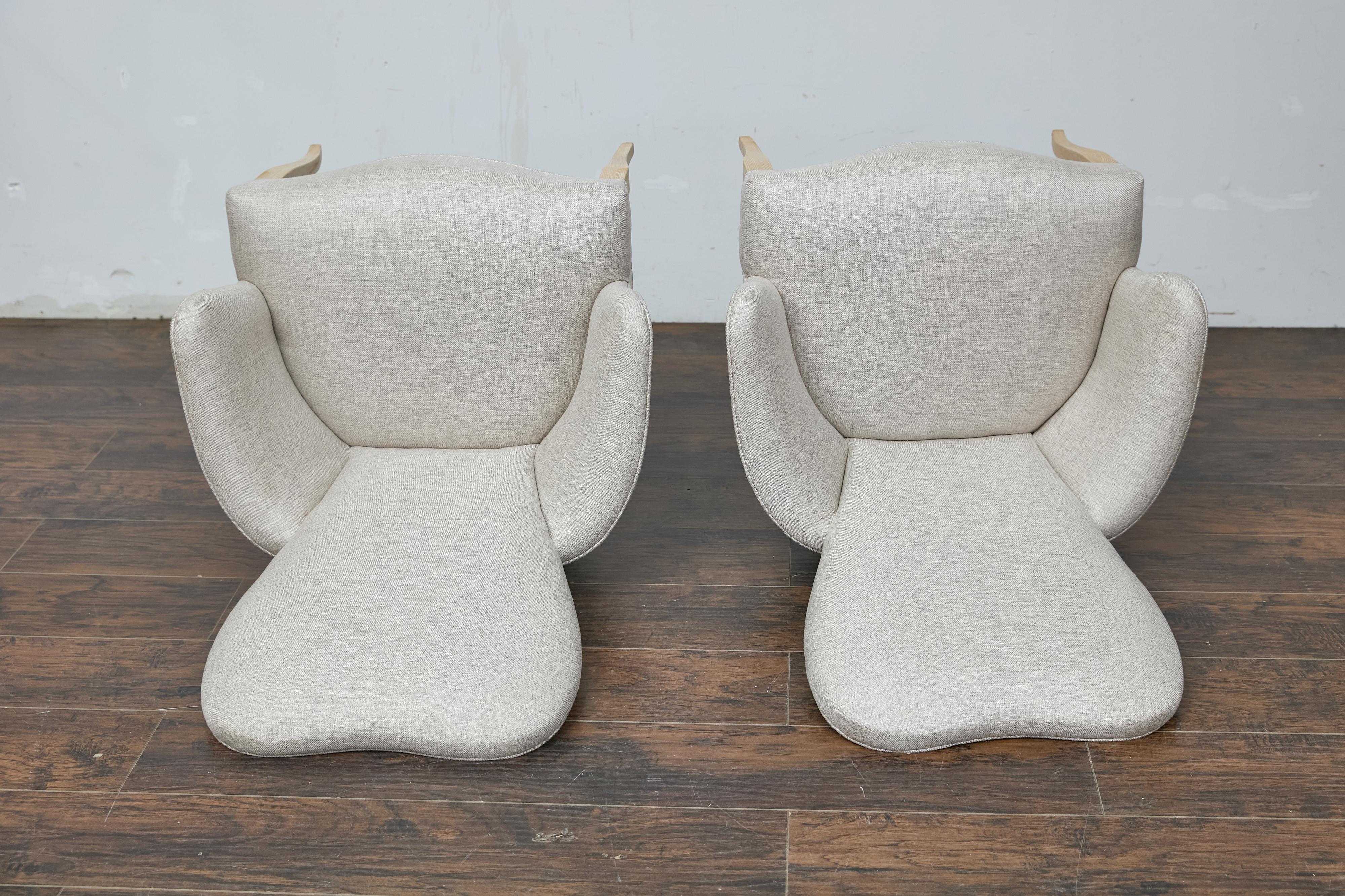 Pair of French Midcentury Armchairs with Linen Upholstery, Curved Tapered Legs For Sale 8