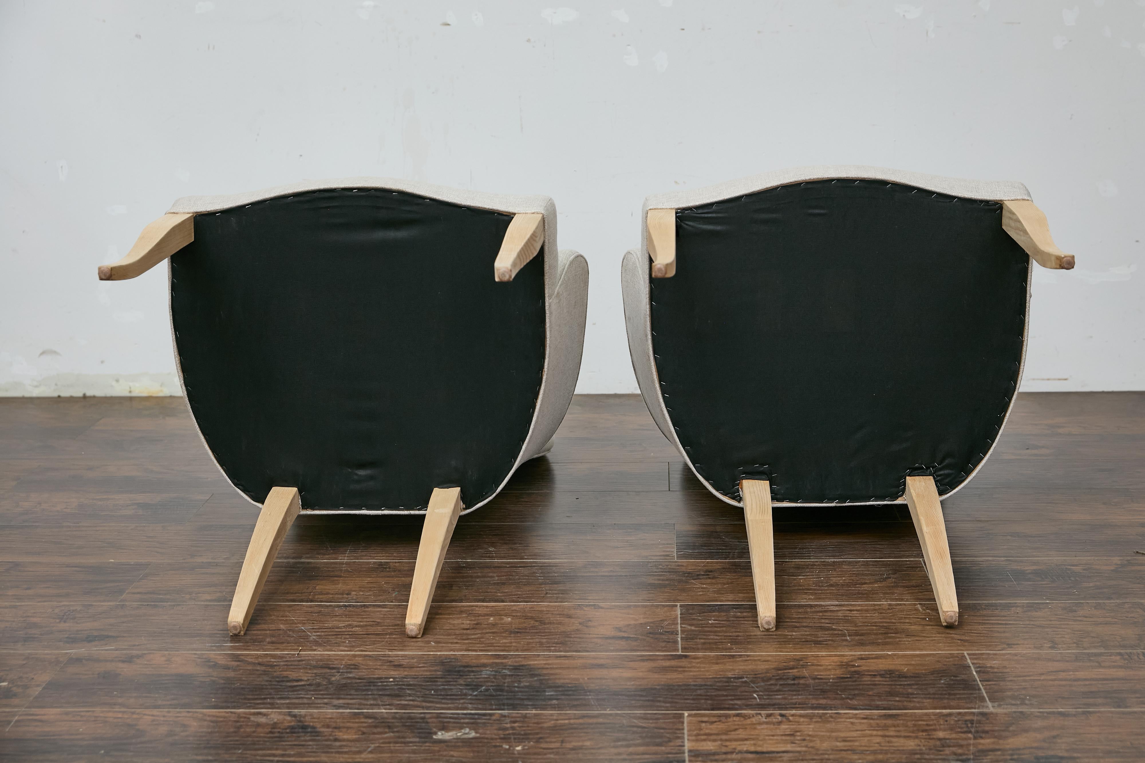 Pair of French Midcentury Armchairs with Linen Upholstery, Curved Tapered Legs For Sale 4