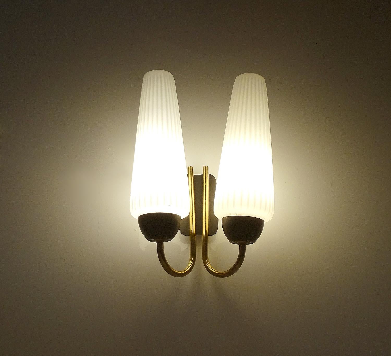 Pair of French Midcentury Brass Glass Mirror  Sconces, Stilnovo Gio Ponti Era In Excellent Condition In Bremen, DE