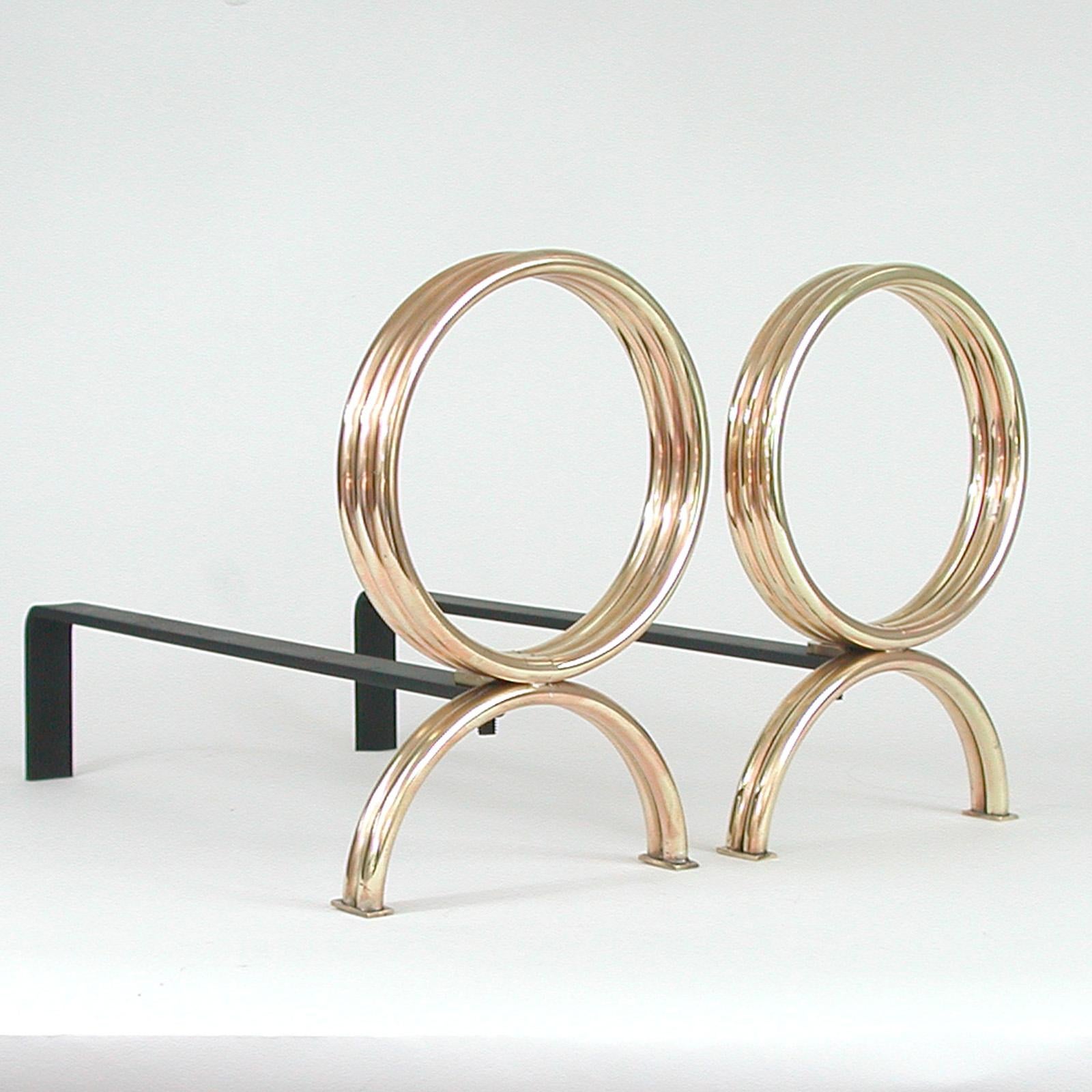 Pair of French Midcentury Brass & Iron Fireplace Andirons In Good Condition For Sale In NUEMBRECHT, NRW