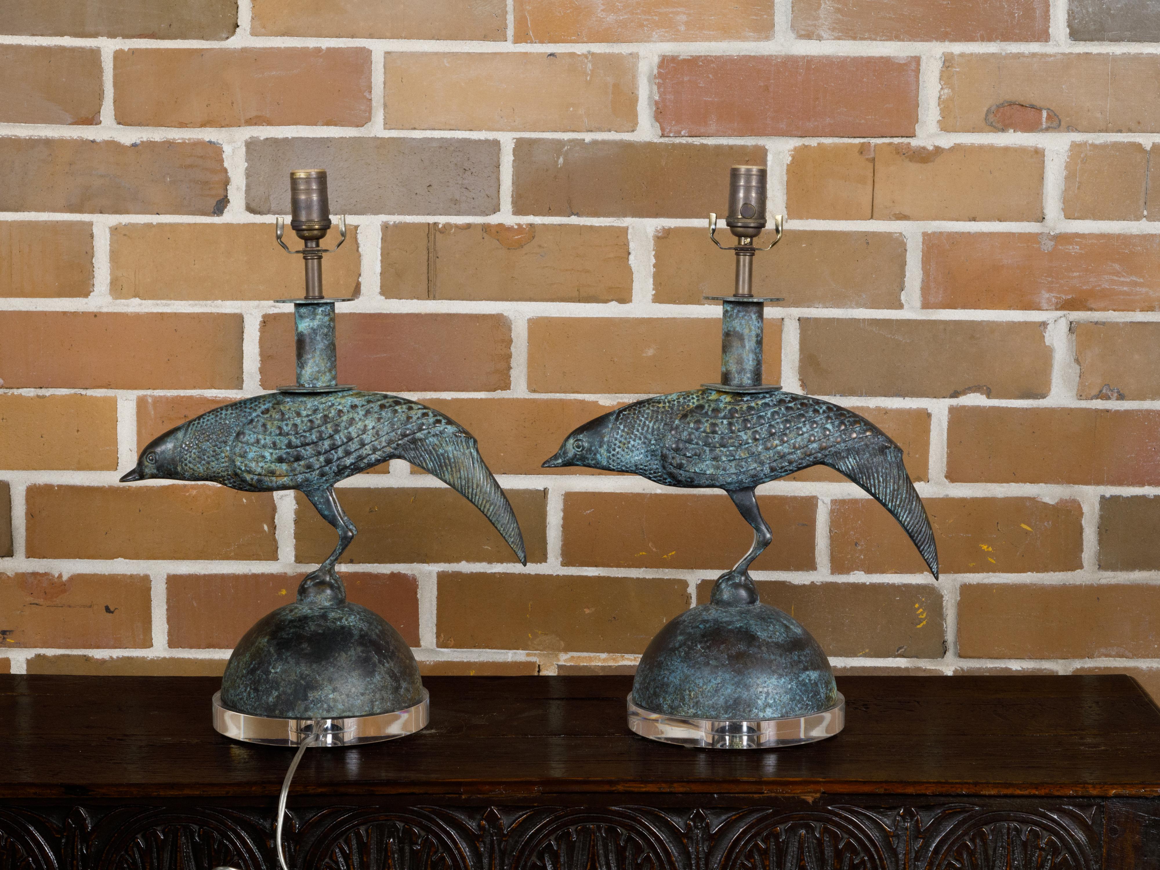 Paire de lampes de table en bronze à patine vert-de-gris pour oiseaux du milieu du siècle dernier, avec fil électrique en vente 5