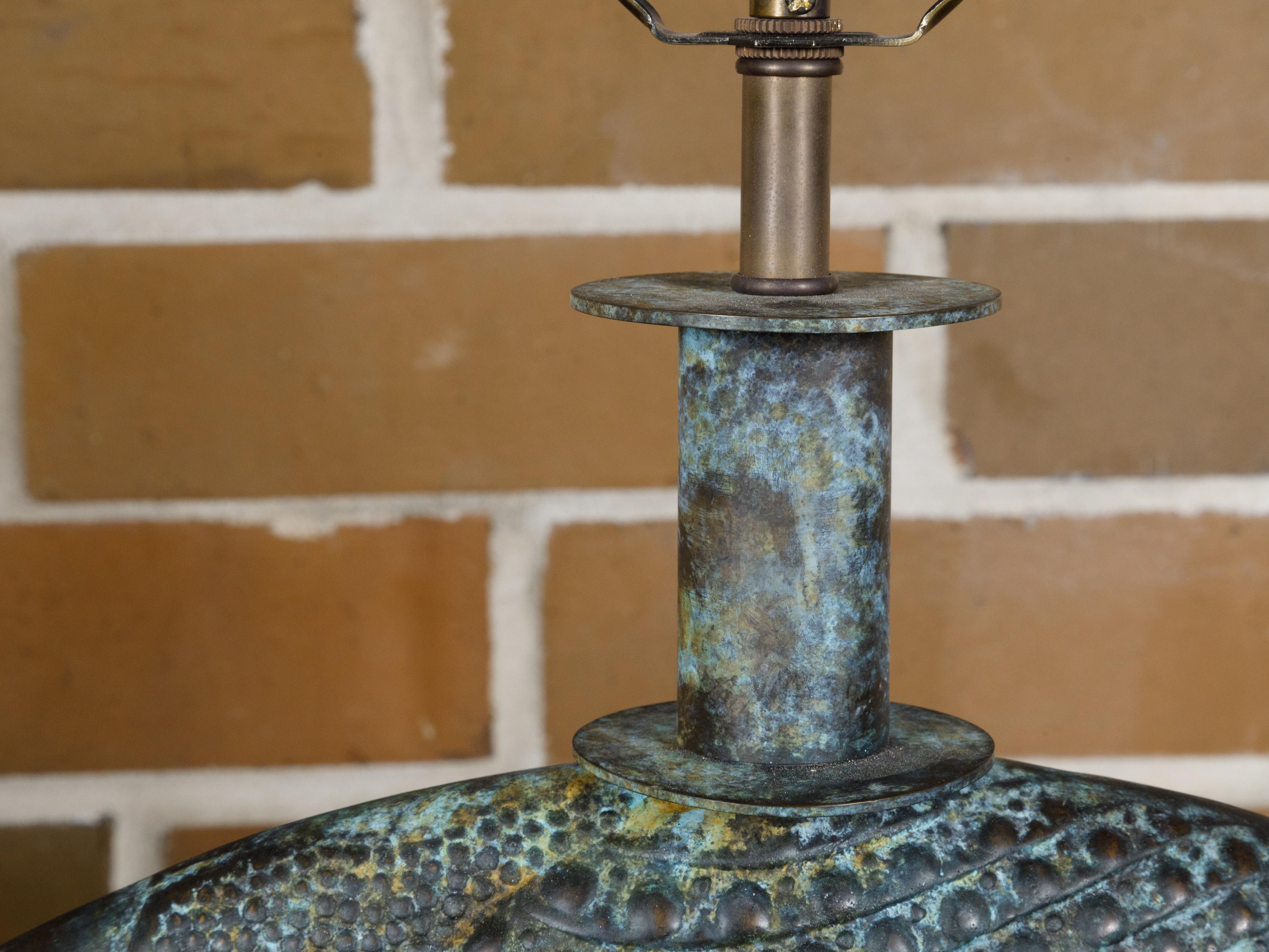 Français Paire de lampes de table en bronze à patine vert-de-gris pour oiseaux du milieu du siècle dernier, avec fil électrique en vente