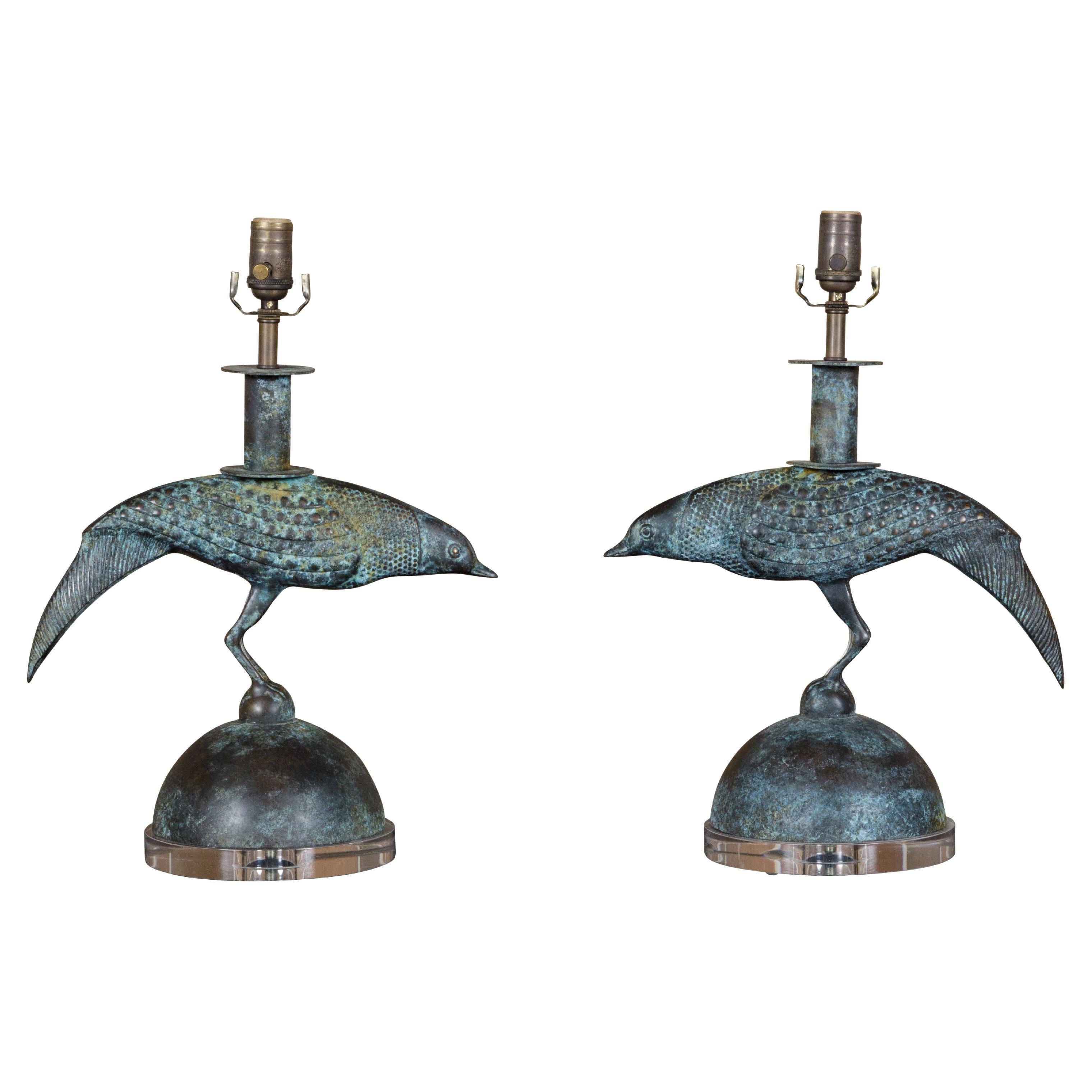 Paire de lampes de table en bronze à patine vert-de-gris pour oiseaux du milieu du siècle dernier, avec fil électrique