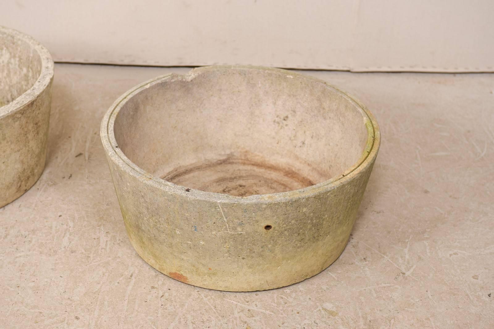 Moulage Paire de pots à plantes en béton moulé de forme ronde du milieu du siècle dernier, France en vente