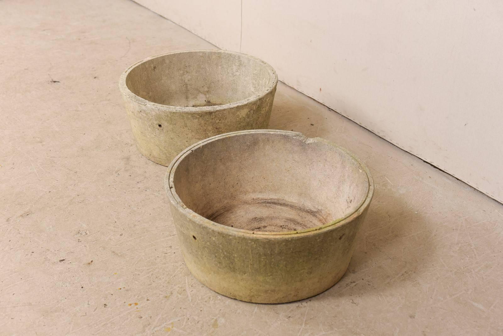 20ième siècle Paire de pots à plantes en béton moulé de forme ronde du milieu du siècle dernier, France en vente