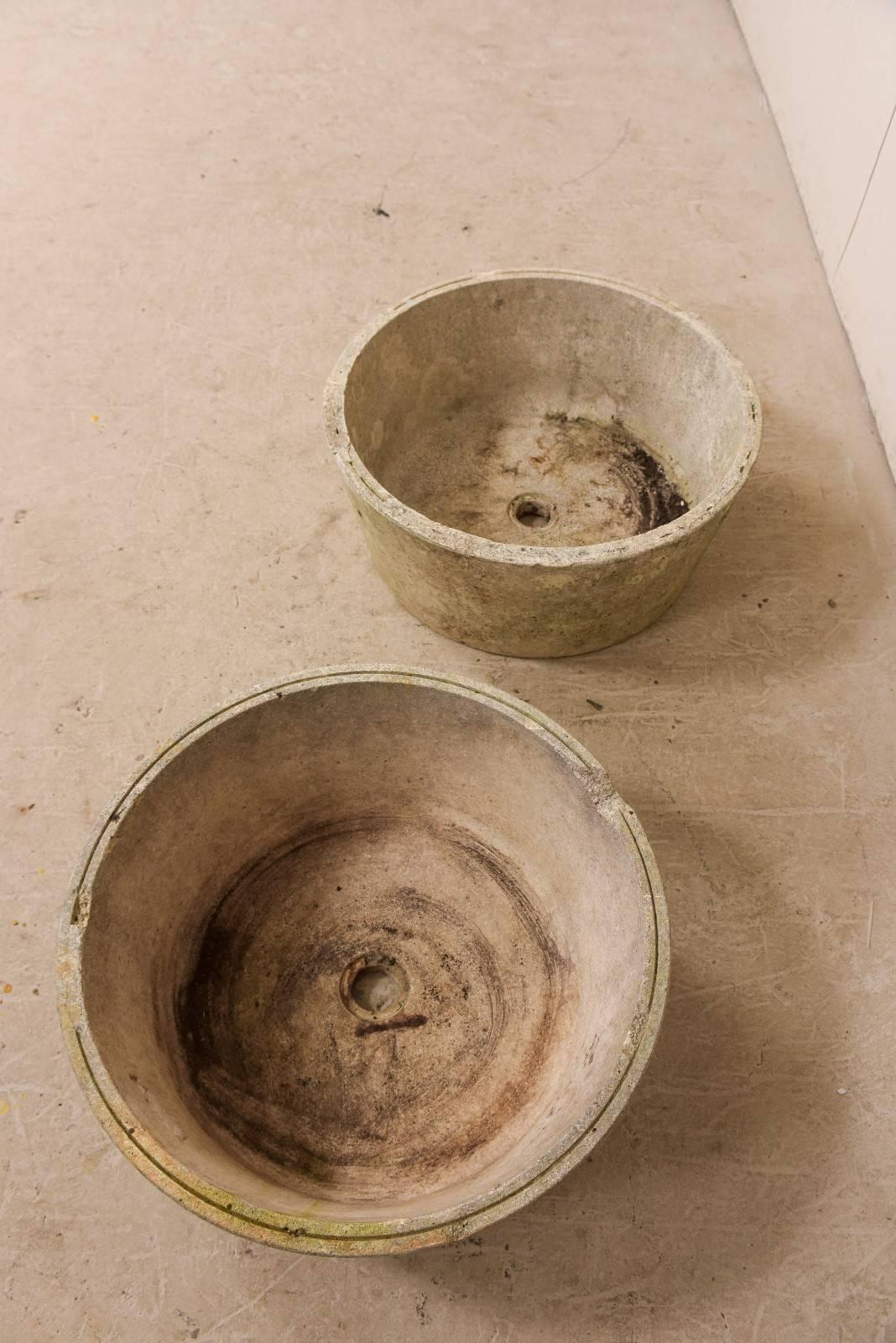 Béton Paire de pots à plantes en béton moulé de forme ronde du milieu du siècle dernier, France en vente