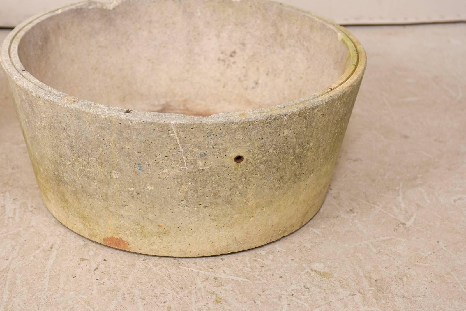 Paire de pots à plantes en béton moulé de forme ronde du milieu du siècle dernier, France en vente 1