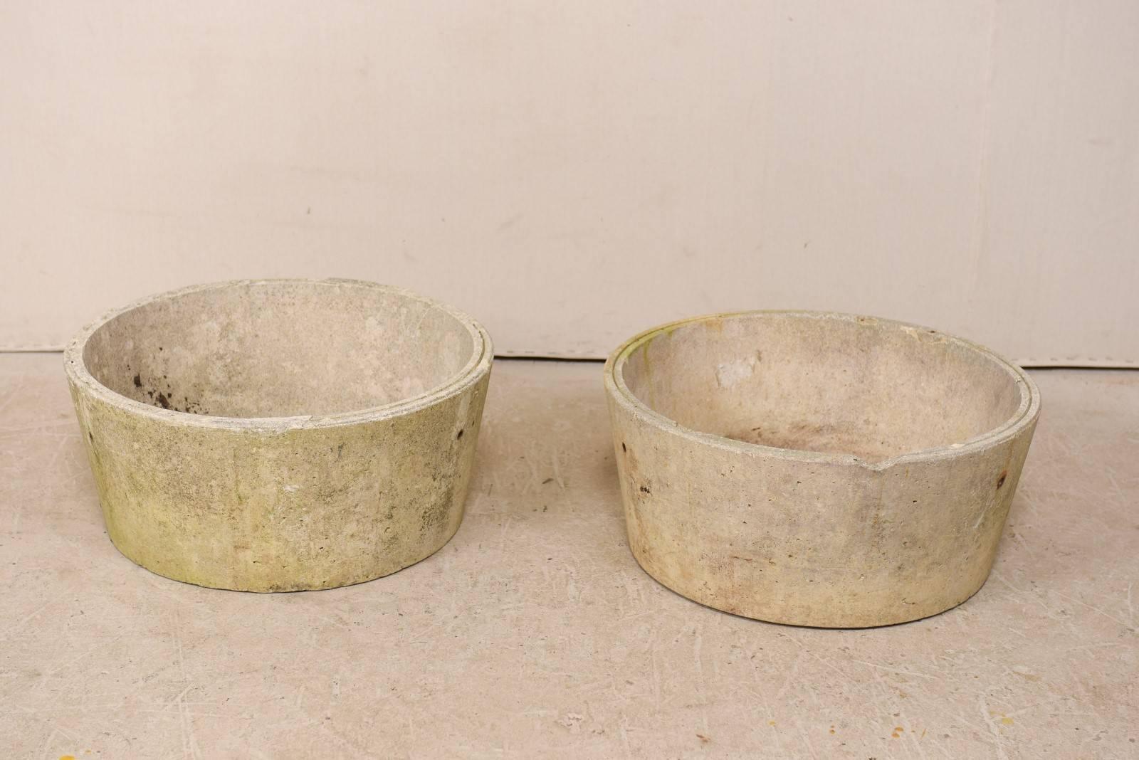 Paire de pots à plantes en béton moulé de forme ronde du milieu du siècle dernier, France en vente 2