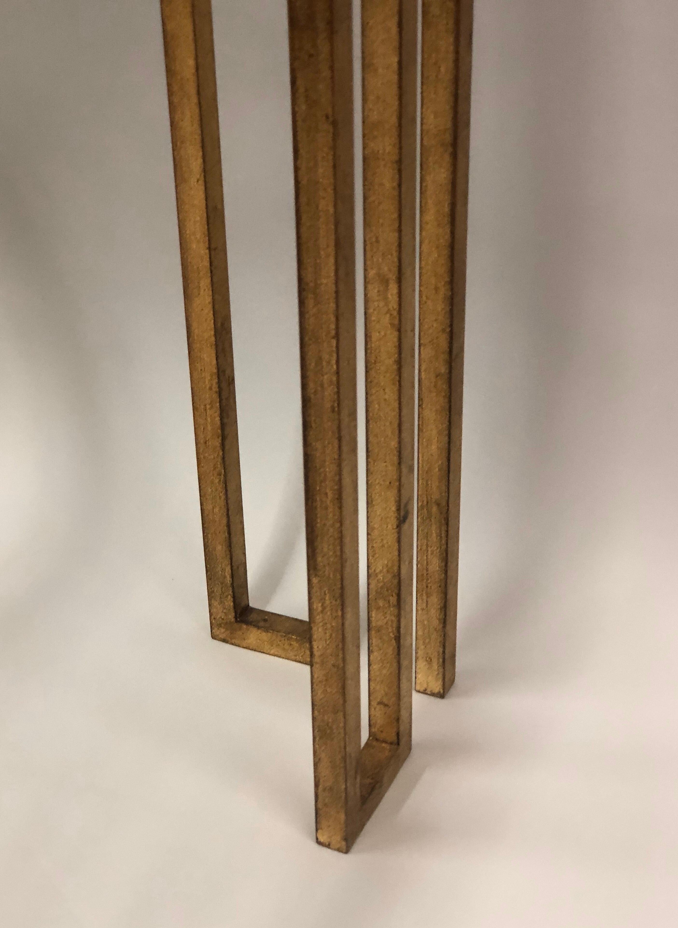 Importante paire de tables d'appoint en fer doré 