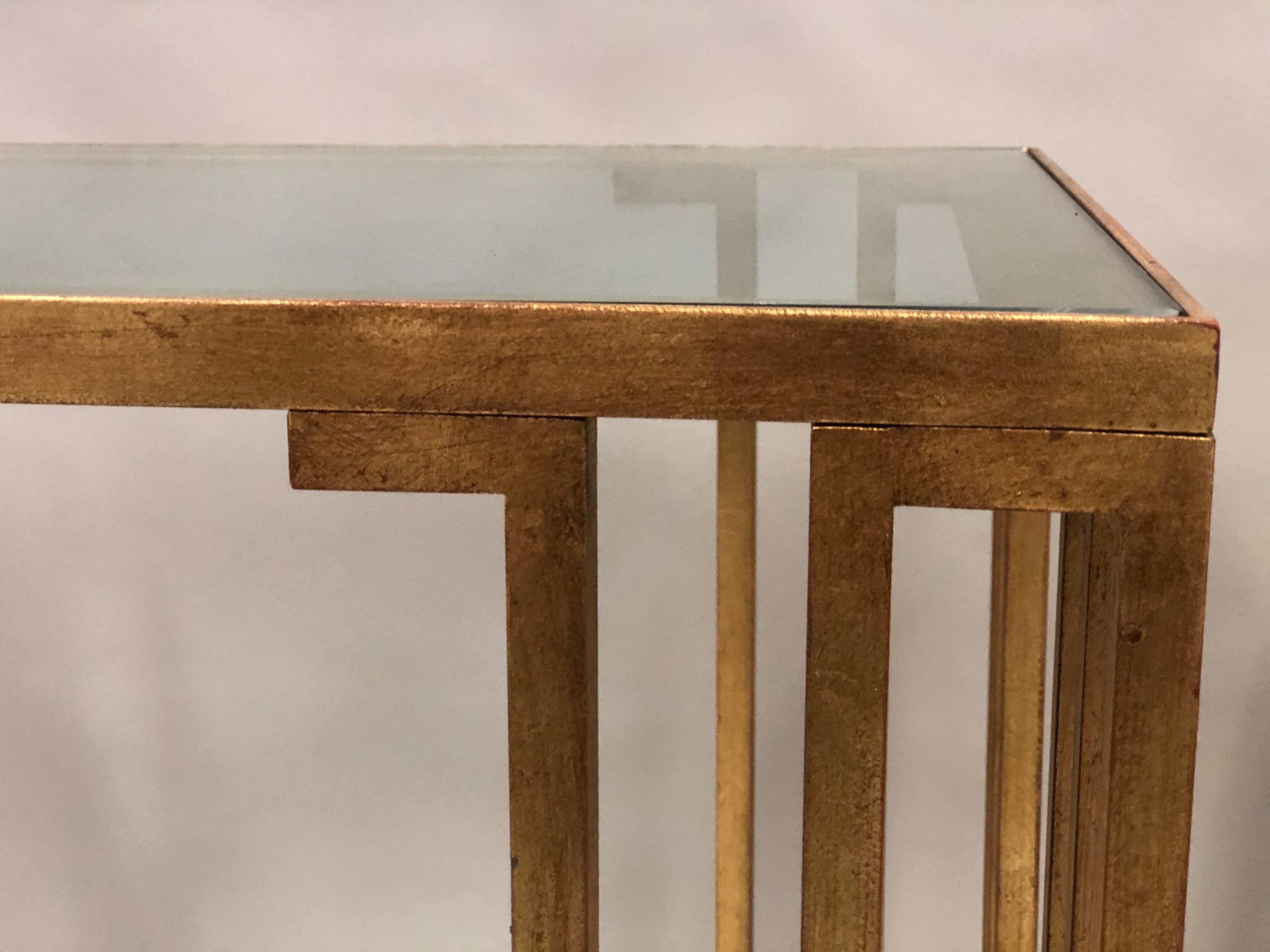 20ième siècle Importante paire de tables d'appoint en fer doré 