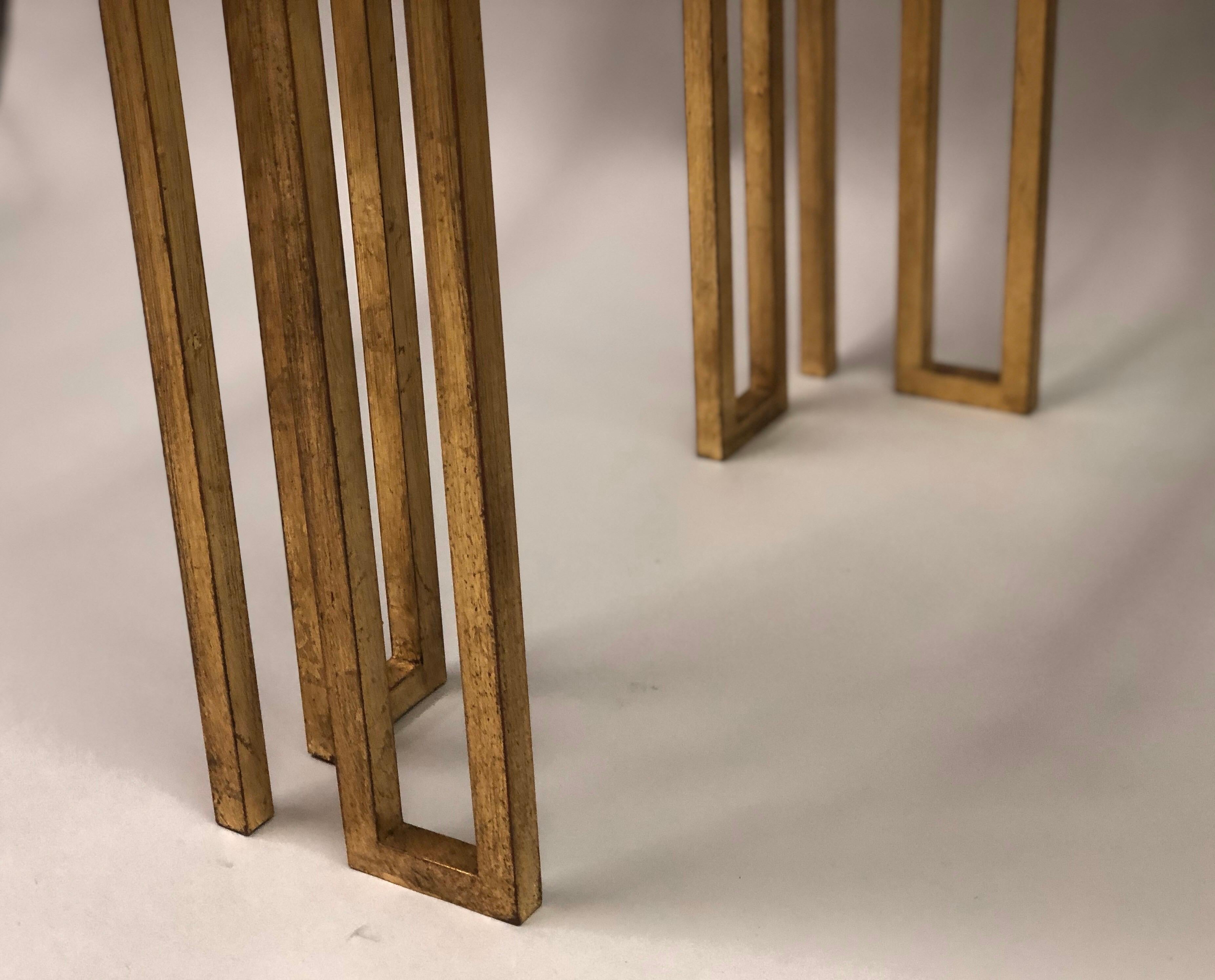 Importante paire de tables d'appoint en fer doré 