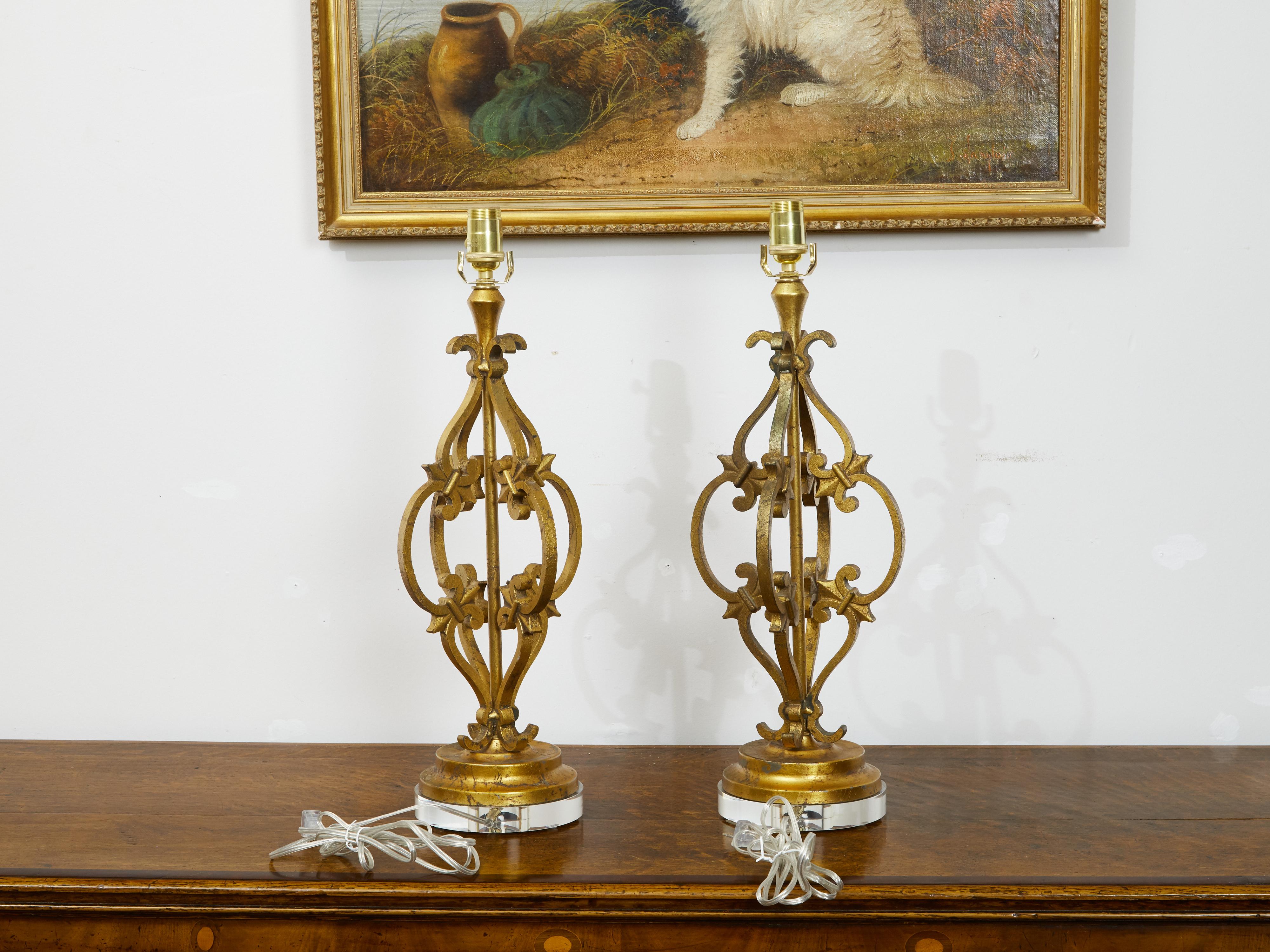 Pair of French Midcentury Gilt Metal Table Lamps with Scrolls and Fleur de Lys In Good Condition For Sale In Atlanta, GA