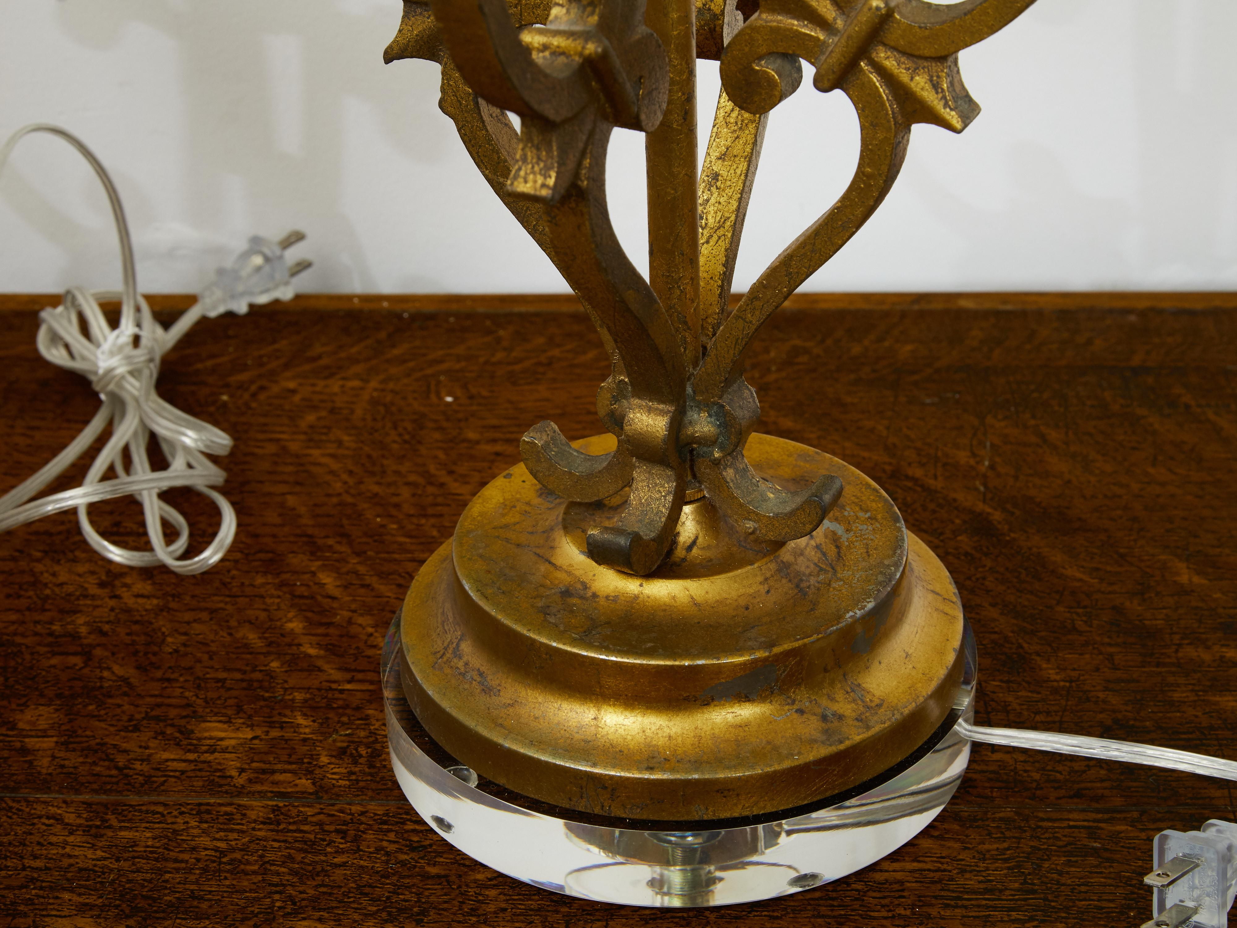 Pair of French Midcentury Gilt Metal Table Lamps with Scrolls and Fleur de Lys For Sale 3