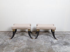 Paire de tabourets en corne de style français du milieu du siècle dernier avec accents en laiton et nouveau tissu d'ameublement