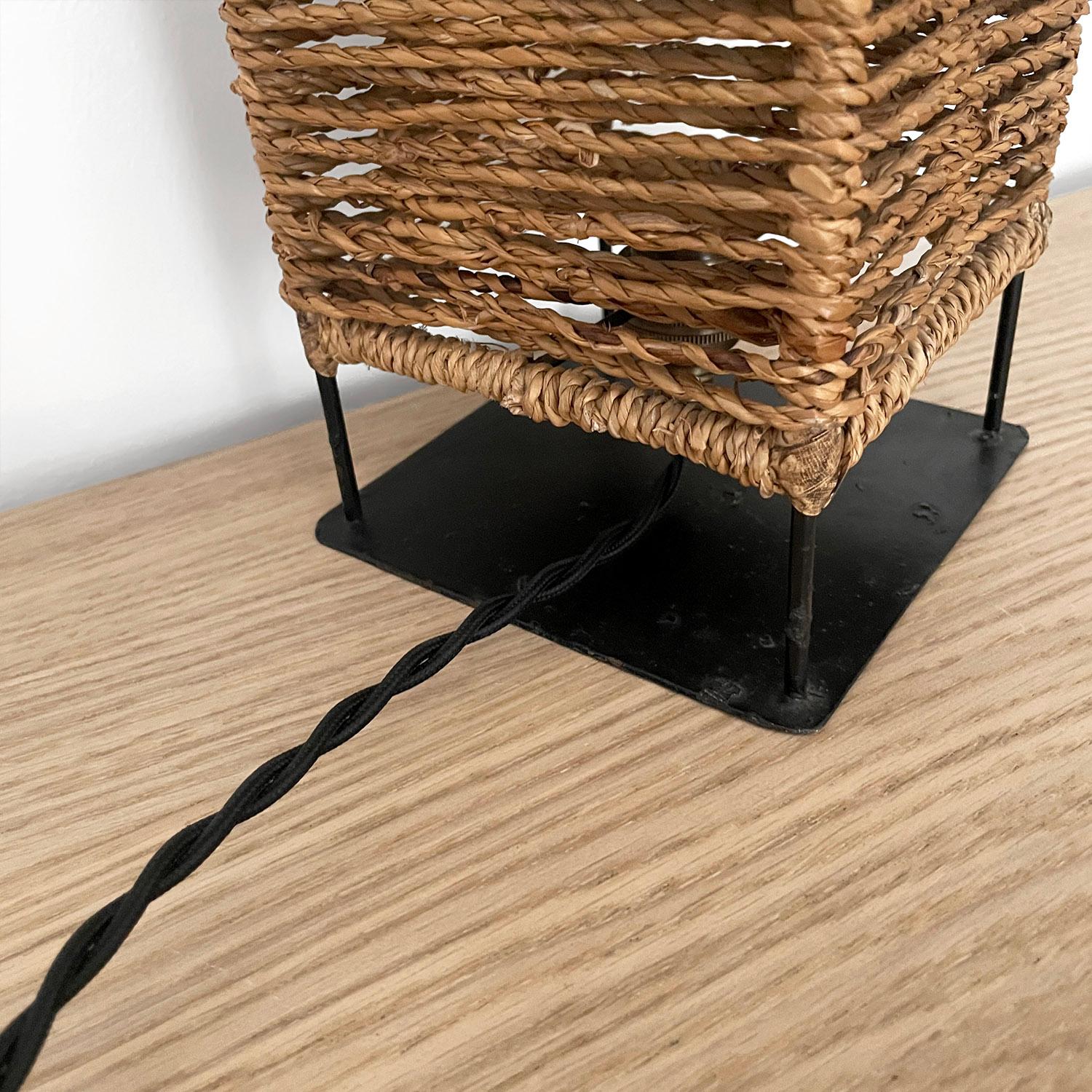 Paire de lampes de table en corde de jute et en fer du milieu du siècle dernier (compatible avec le Rewire) en vente 6