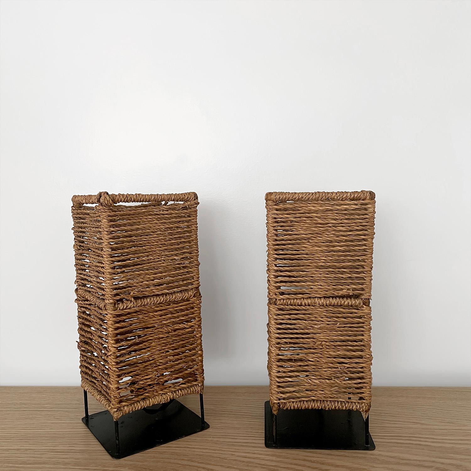 Paire de lampes de table en corde de jute et en fer
France, milieu du siècle
Des fils de jute impeccablement tissés entourent un cadre en fer noir.
Chaque lampe est unique dans sa composition, mais fonctionne bien en tant que partie d'une paire.
La