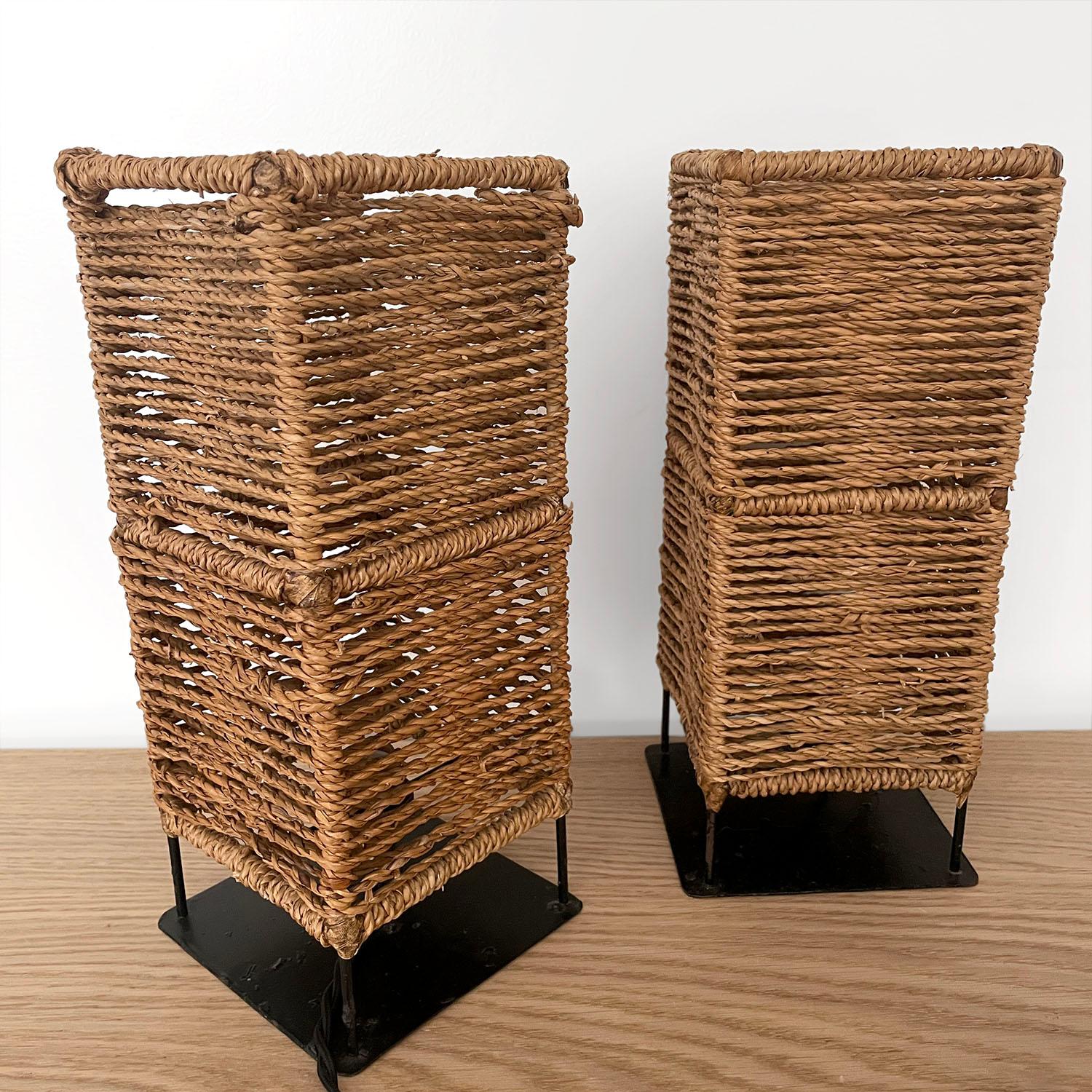 Paire de lampes de table en corde de jute et en fer du milieu du siècle dernier (compatible avec le Rewire) Bon état - En vente à Los Angeles, CA