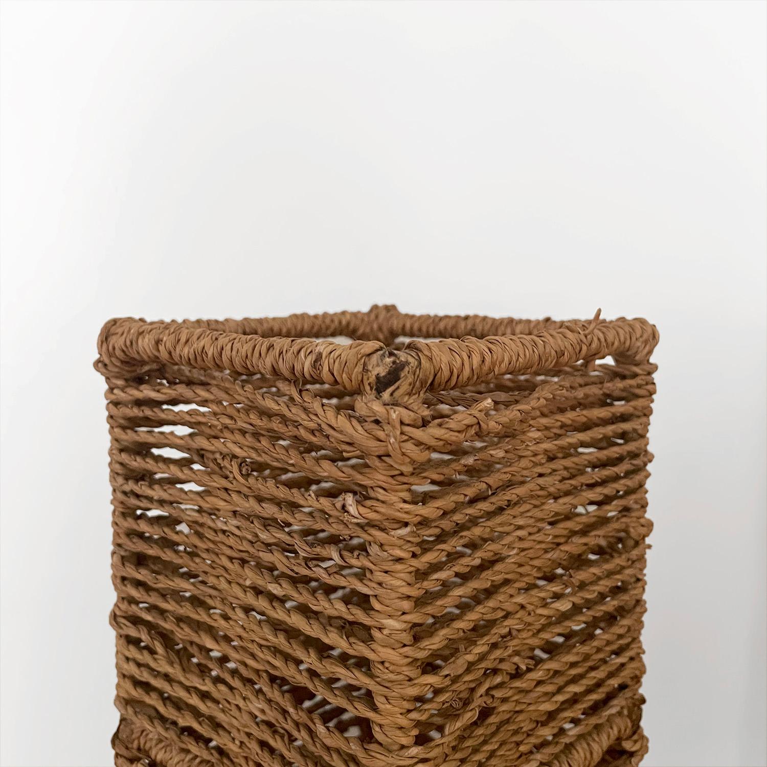 Paire de lampes de table en corde de jute et en fer du milieu du siècle dernier (compatible avec le Rewire) en vente 1