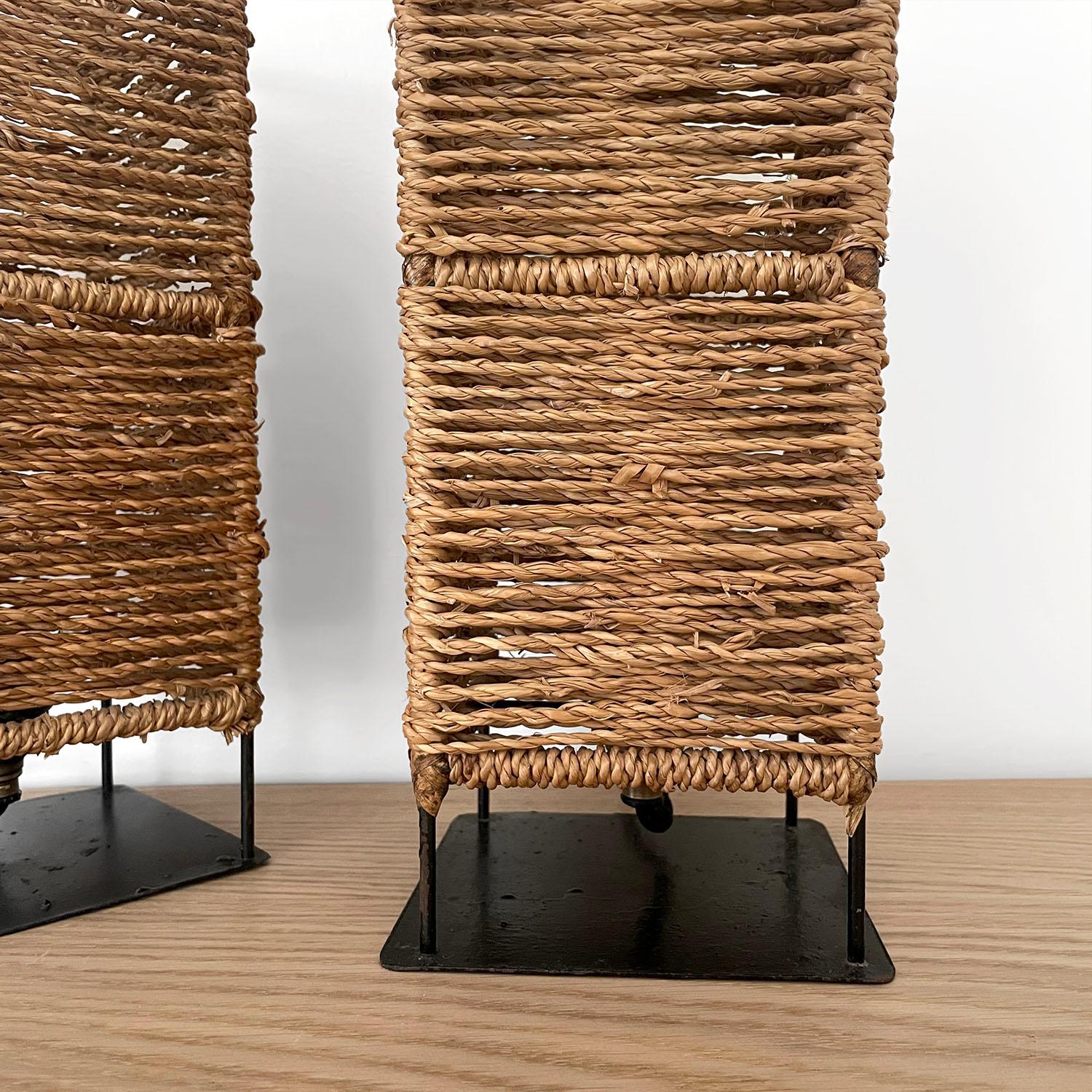 Paire de lampes de table en corde de jute et en fer du milieu du siècle dernier (compatible avec le Rewire) en vente 2