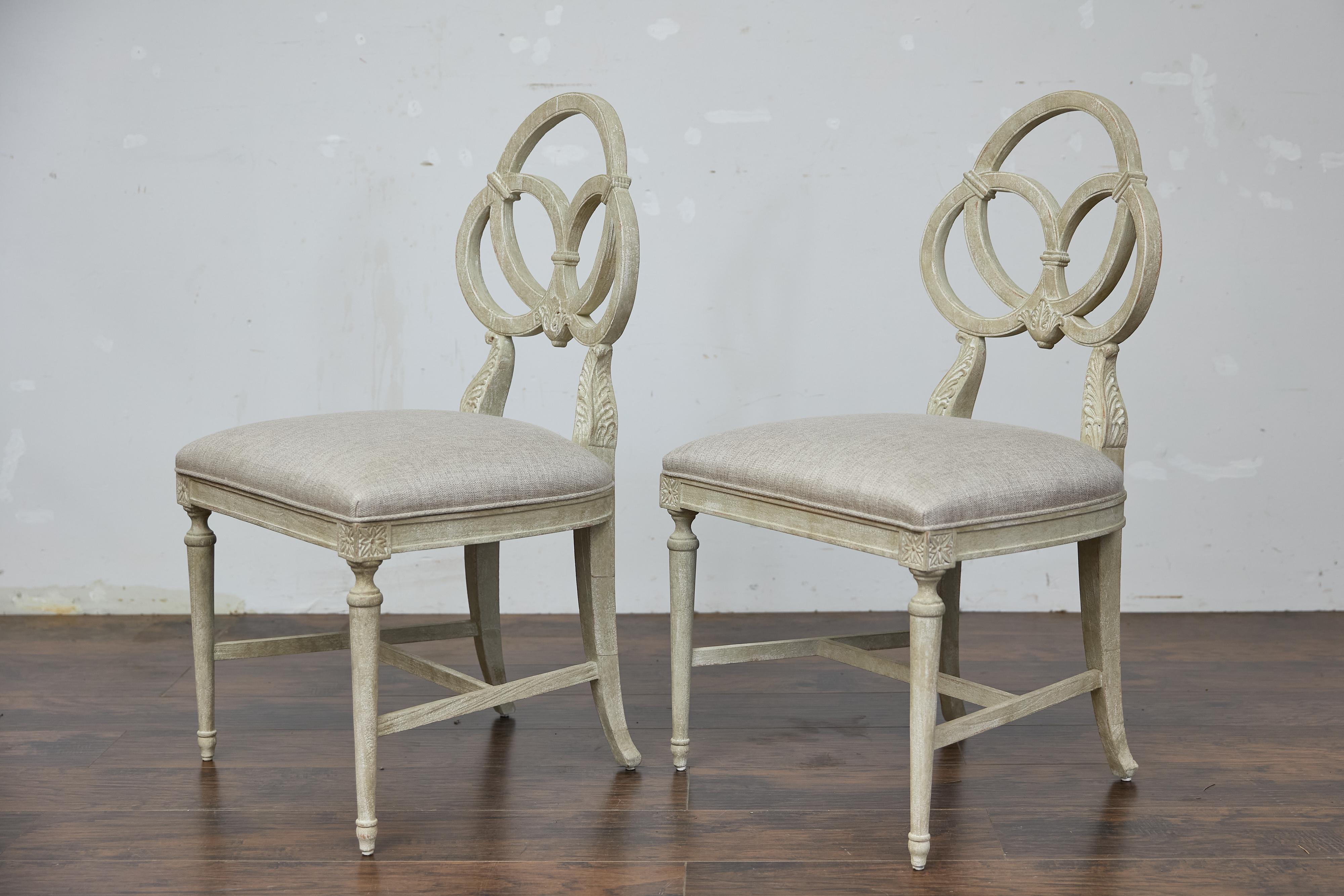 Paire de chaises d'appoint françaises de style Louis XVI du milieu du siècle, sculptées, avec tapisserie neuve en vente 2