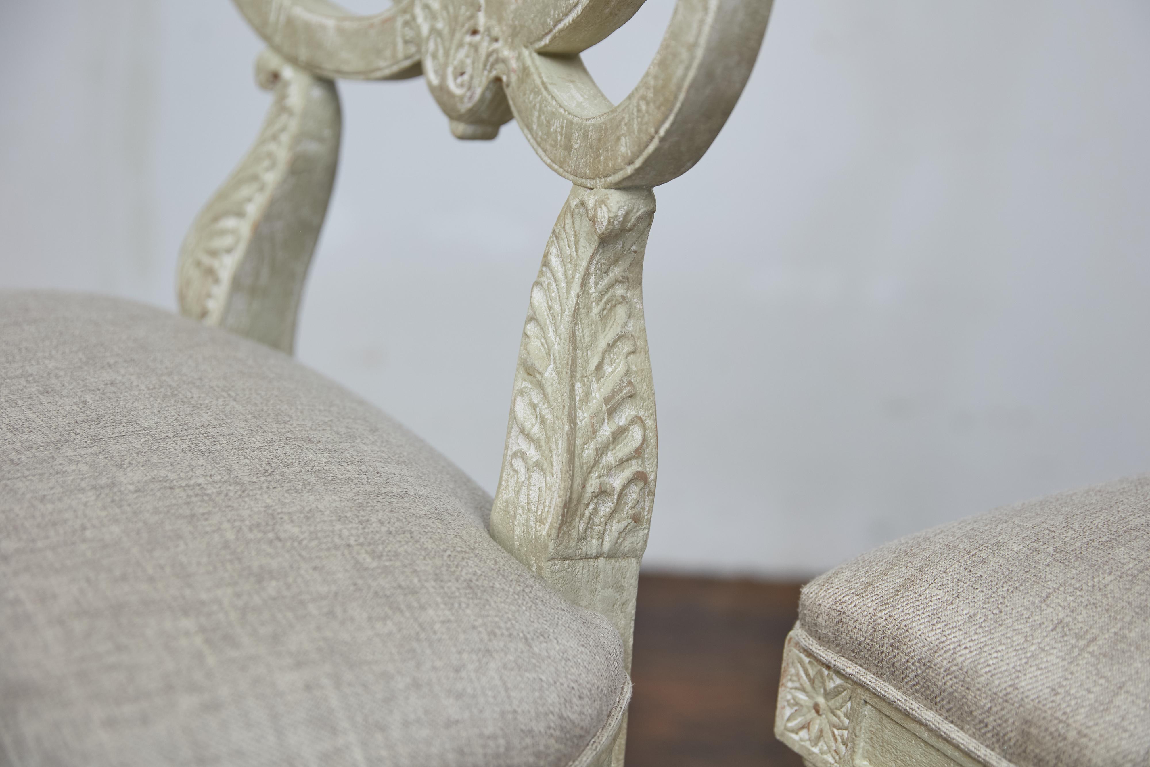 Paire de chaises d'appoint françaises de style Louis XVI du milieu du siècle, sculptées, avec tapisserie neuve en vente 3