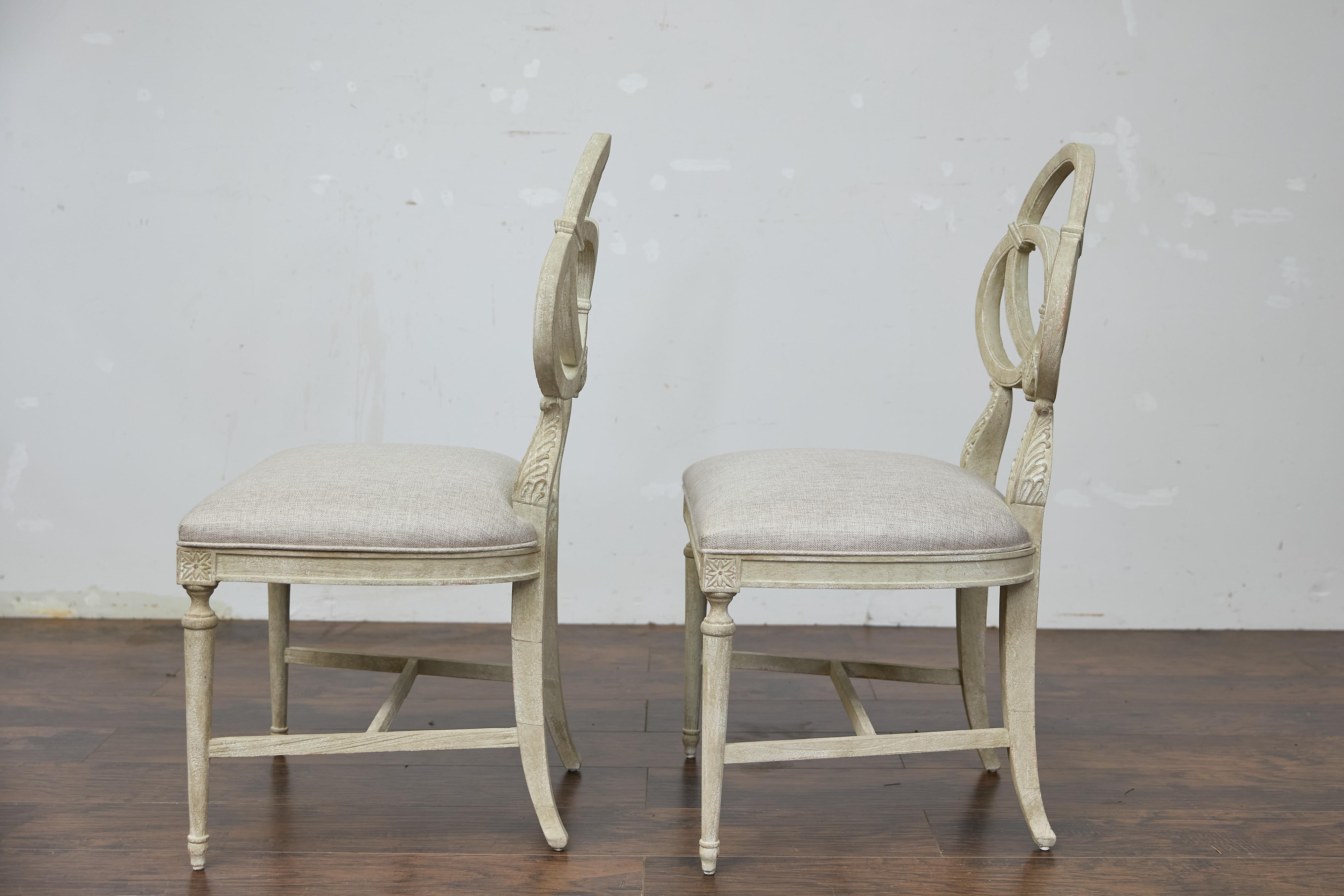 Paire de chaises d'appoint françaises de style Louis XVI du milieu du siècle, sculptées, avec tapisserie neuve en vente 4