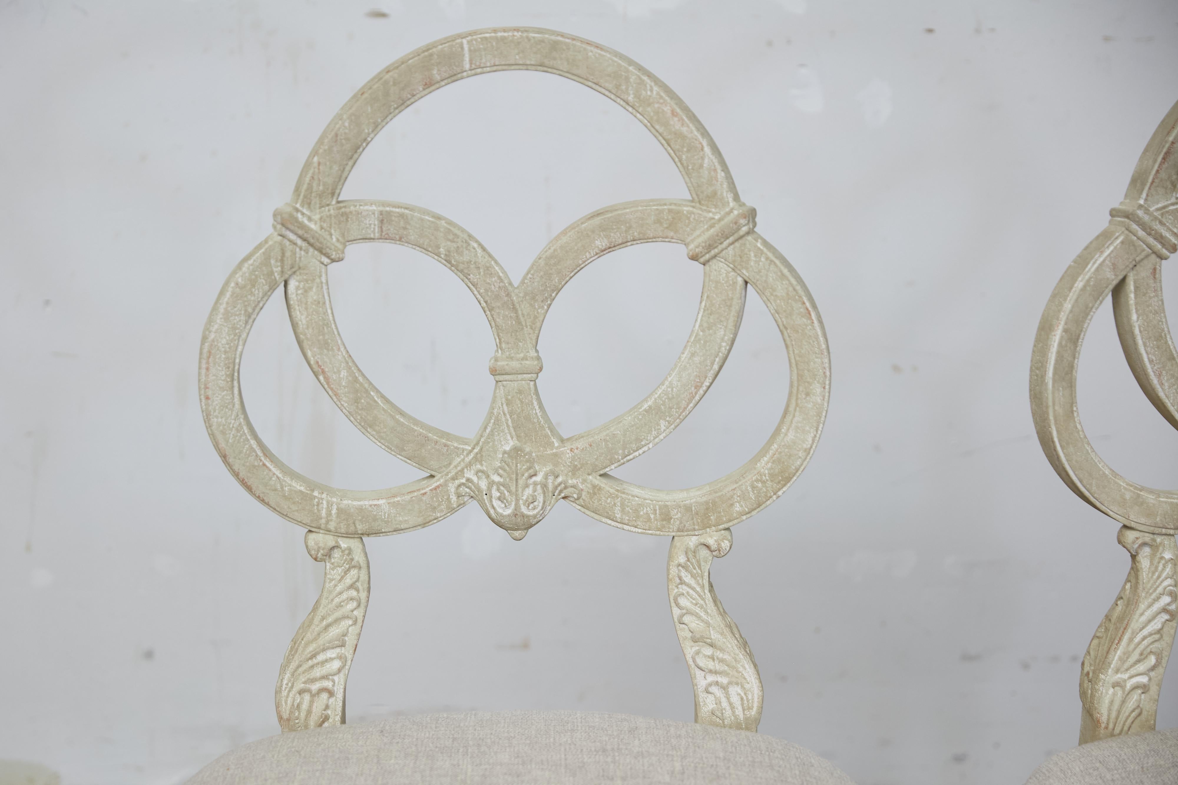 Mid-Century Modern Paire de chaises d'appoint françaises de style Louis XVI du milieu du siècle, sculptées, avec tapisserie neuve en vente