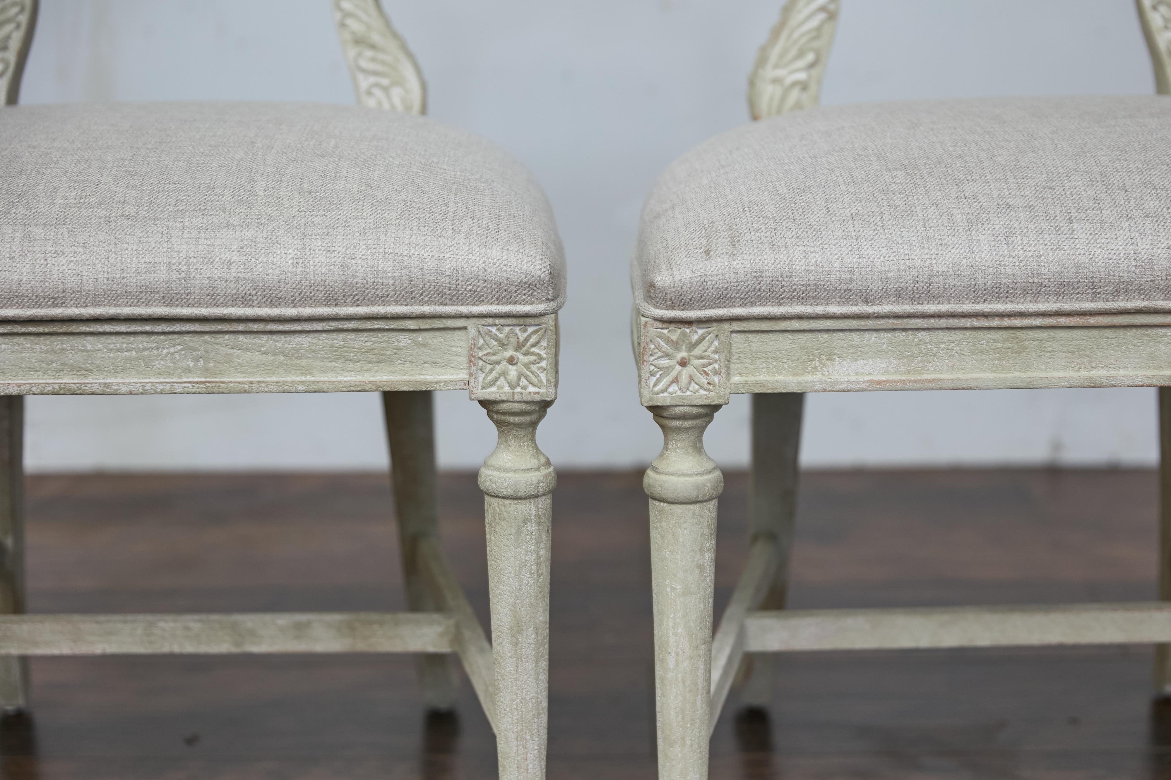 Sculpté Paire de chaises d'appoint françaises de style Louis XVI du milieu du siècle, sculptées, avec tapisserie neuve en vente