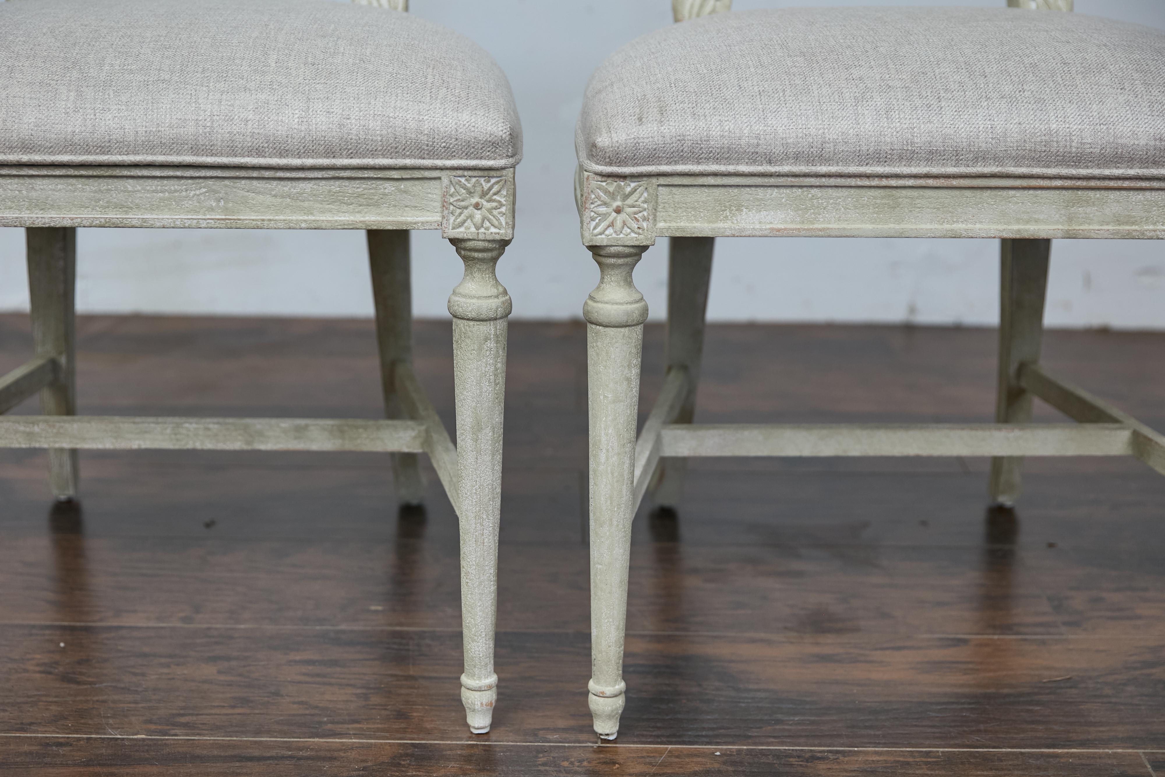 Paire de chaises d'appoint françaises de style Louis XVI du milieu du siècle, sculptées, avec tapisserie neuve Bon état - En vente à Atlanta, GA