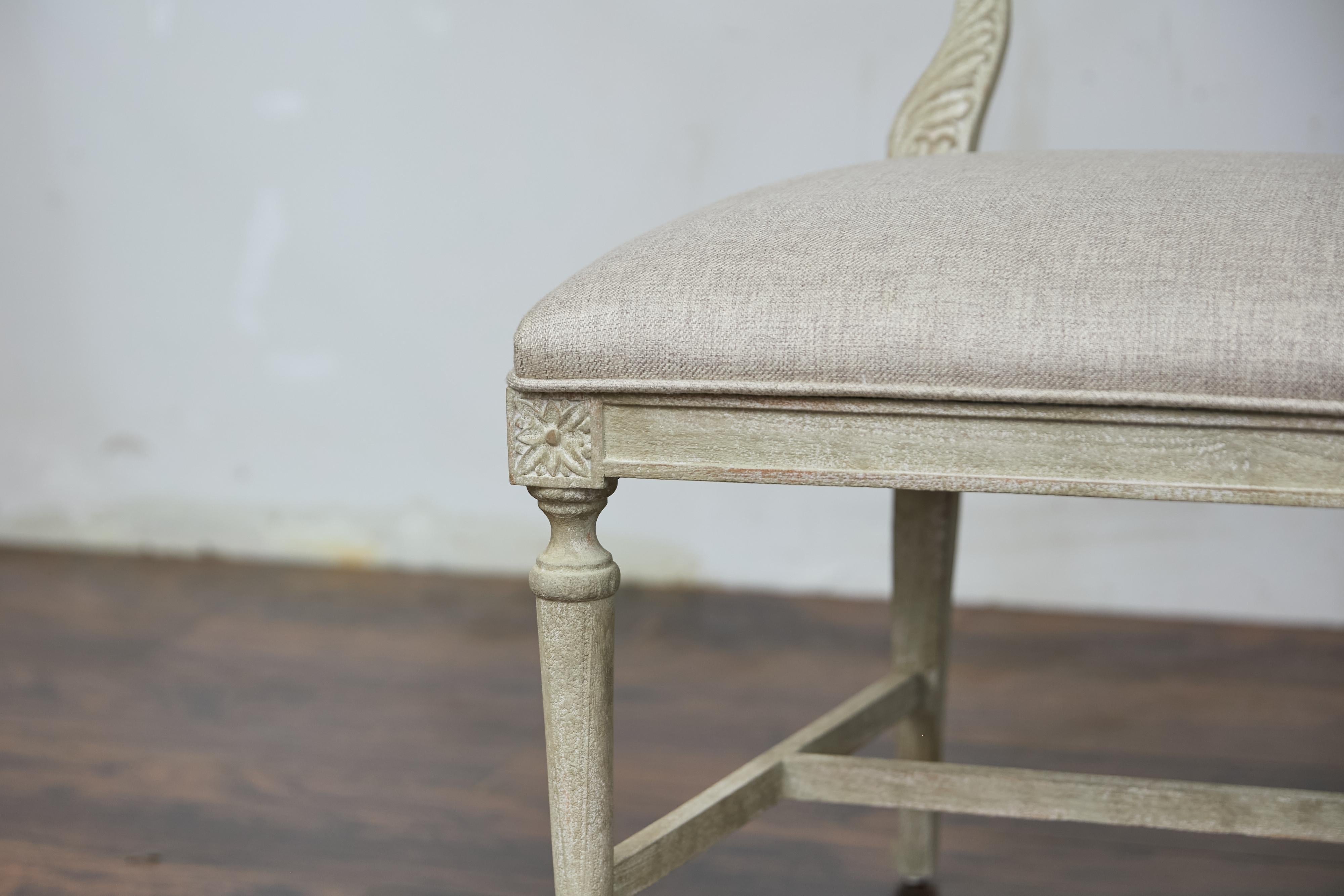 20ième siècle Paire de chaises d'appoint françaises de style Louis XVI du milieu du siècle, sculptées, avec tapisserie neuve en vente