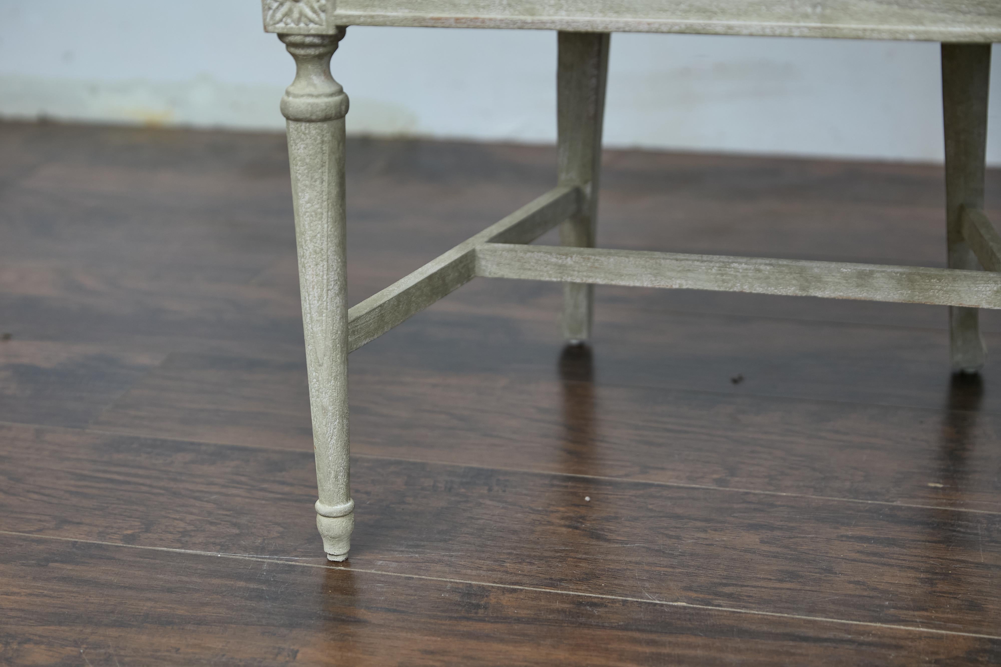 Tissu Paire de chaises d'appoint françaises de style Louis XVI du milieu du siècle, sculptées, avec tapisserie neuve en vente