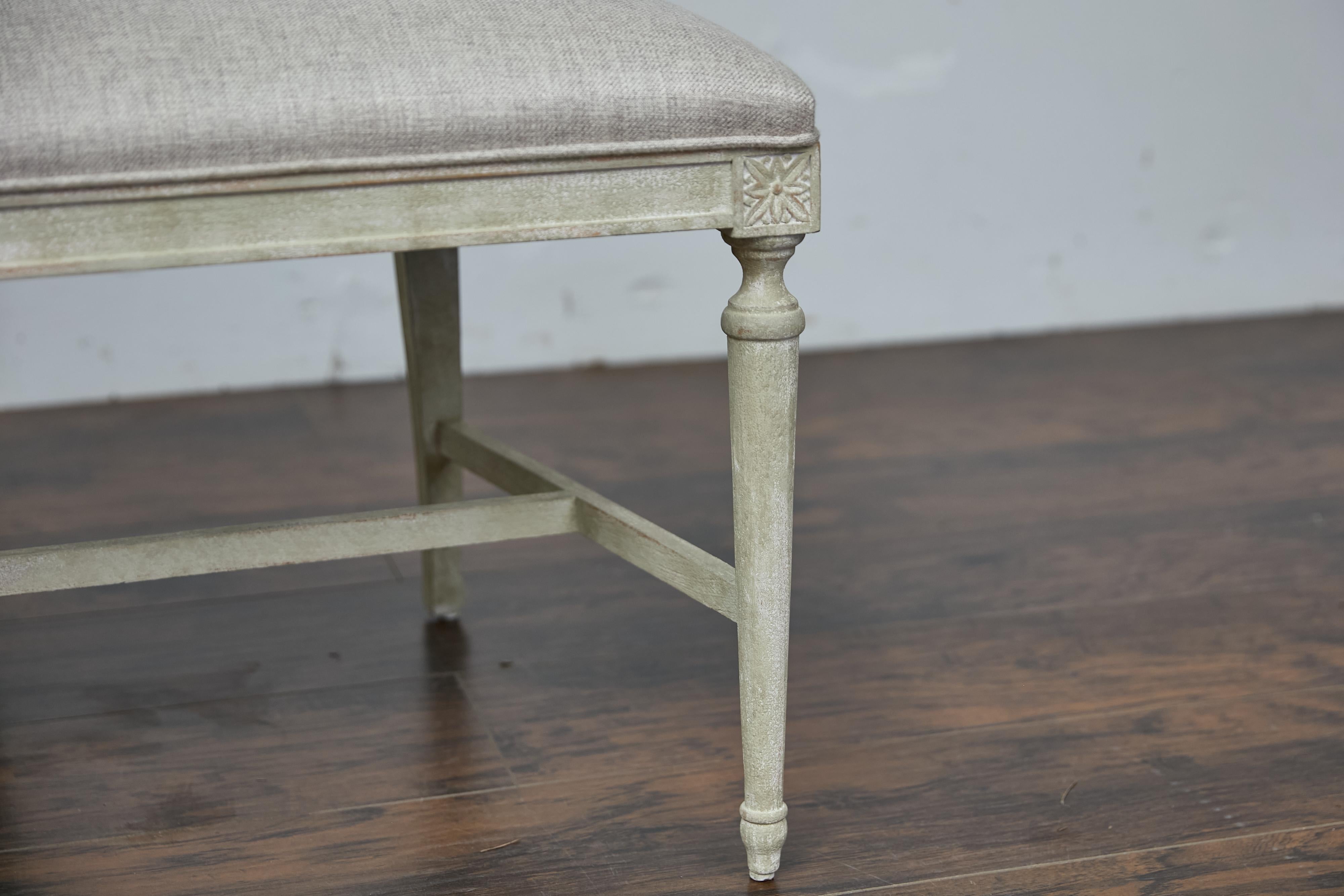 Paire de chaises d'appoint françaises de style Louis XVI du milieu du siècle, sculptées, avec tapisserie neuve en vente 1