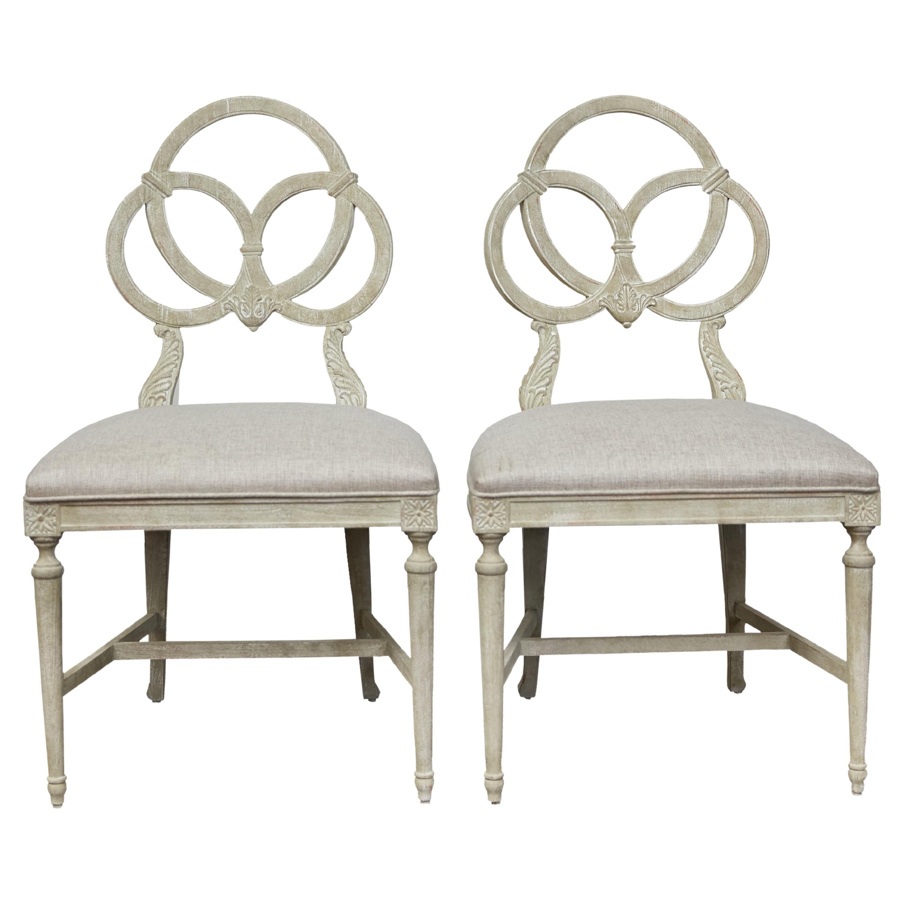 Paire de chaises d'appoint françaises de style Louis XVI du milieu du siècle, sculptées, avec tapisserie neuve en vente